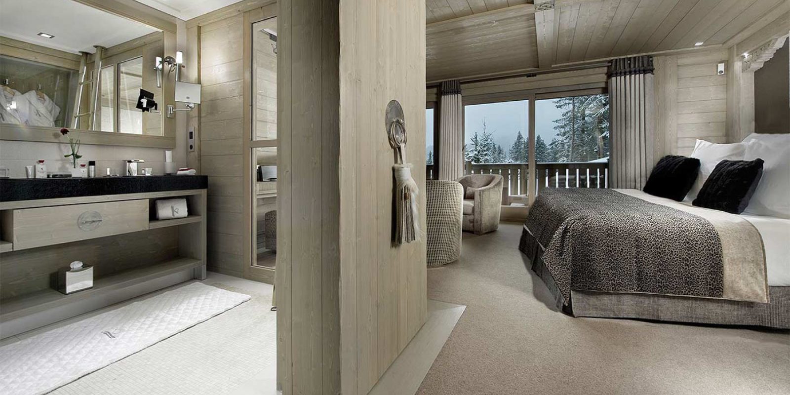 Hotel Le K2 Palace Courchevel Les 3 Vallees Frankrijk wintersport skivakantie luxe slaapkamer 2-persoonsbed fauteuils badkamer dubbele wasbak grote spiegel balkon sneeuw bomen