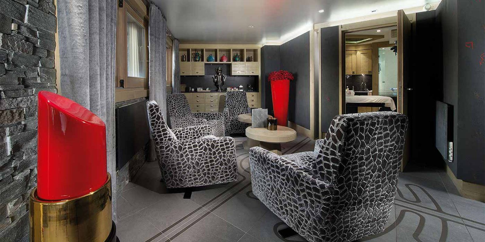 Hotel Le K2 Palace Courchevel Les 3 Vallees Frankrijk wintersport skivakantie luxe tearoom ontspanningsruimte lippenstift fauteuils salontafels massageruimte houten wandkast ramen