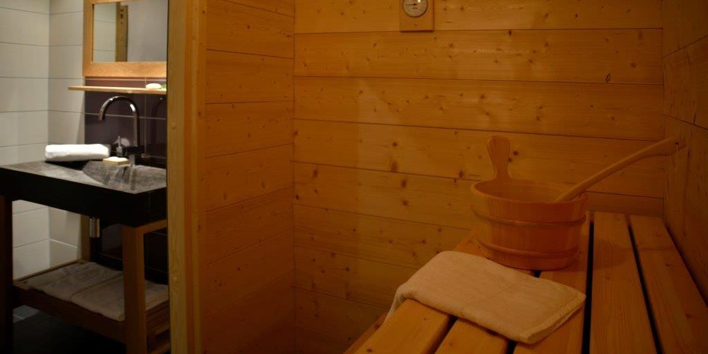 Residence Carlina Belle Plagne Paradiski Frankrijk wintersport skivakantie luxe badkamer sauna wastafel spiegel ontspannen relaxen genieten