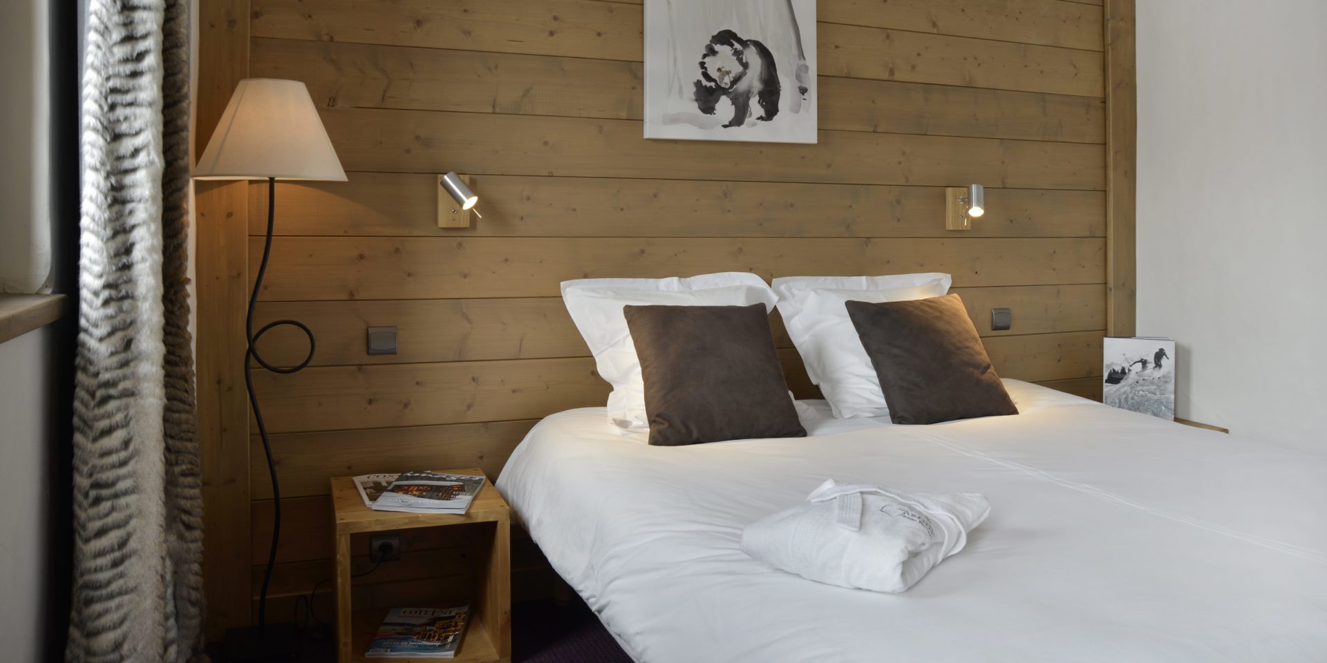 Residence Carlina Belle Plagne Paradiski Frankrijk wintersport skivakantie luxe slaapkamer 2-persoonsbed badjas schilderij ijsbeer lamp raam houten wand