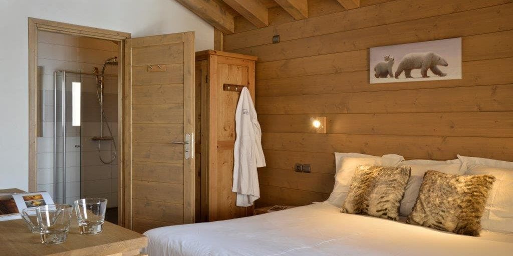 Residence Carlina Belle Plagne Paradiski Frankrijk wintersport skivakantie luxe slaapkamer 2-persoonsbed kussens badjas schilderij ijsberen badkamer douche houten wand houten balken