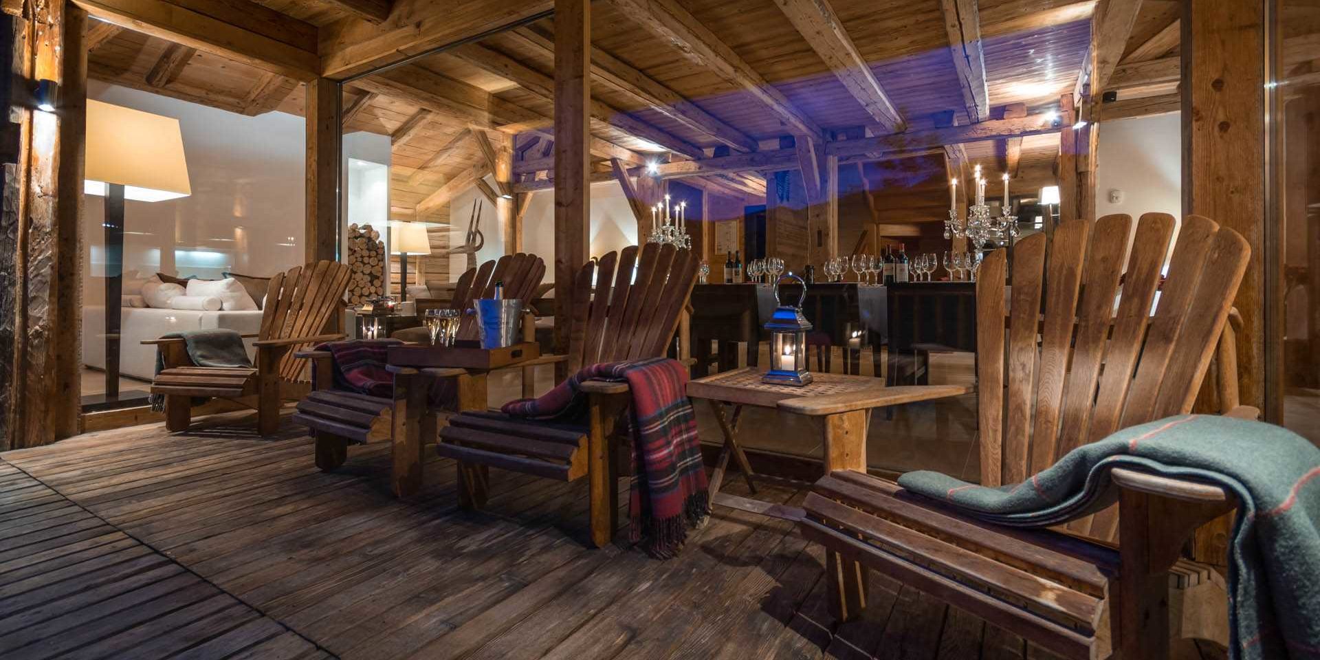 Chalet Ferme de Moudon Les Gets Les Portes du Soleil Frankrijk wintersport skivakantie luxe balkon ligstoelen kleden windlicht ontspannen by night