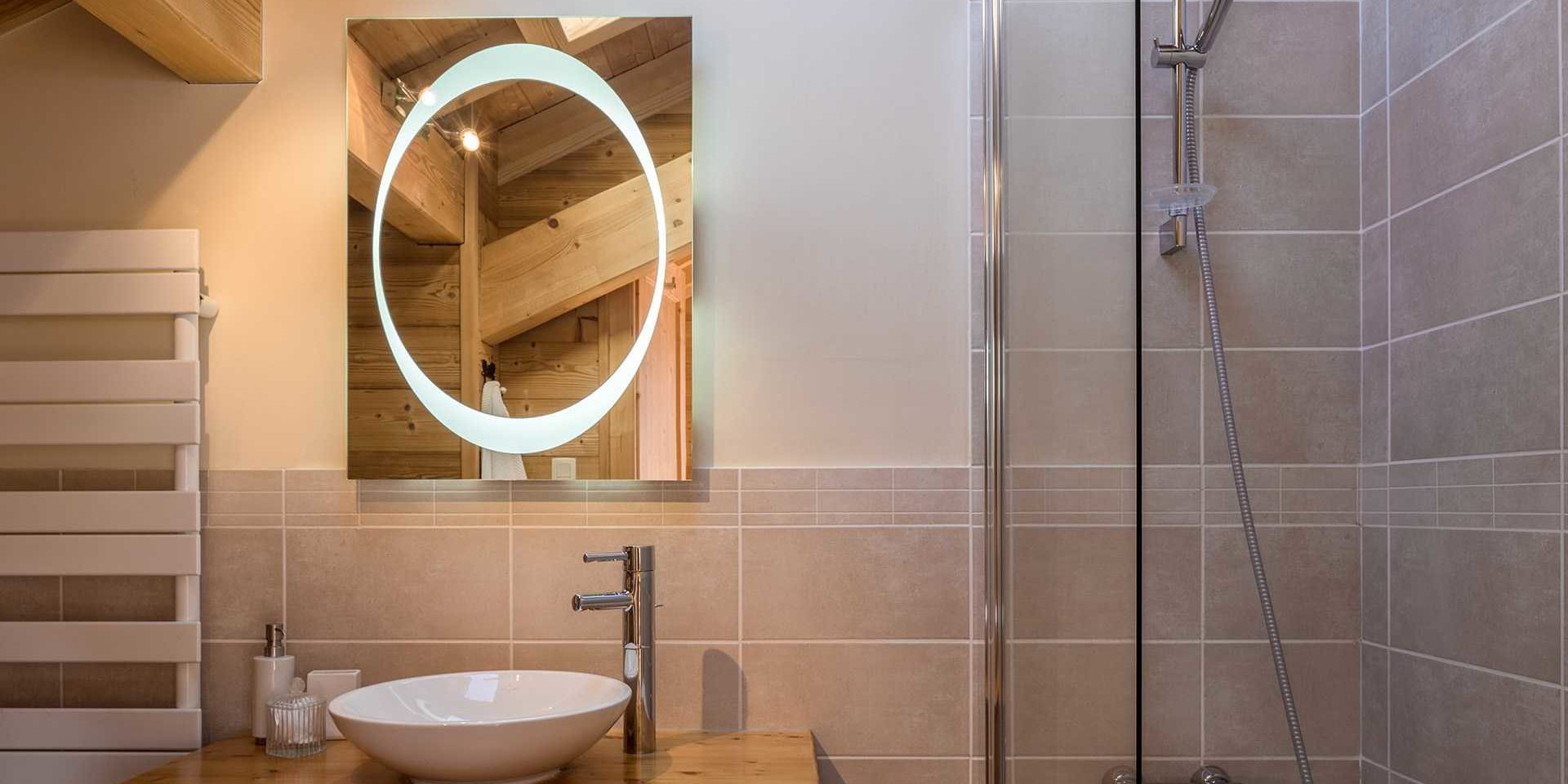 Chalet Grand Coeur Chatel Les Portes du Soleil Frankrijk wintersport skivakantie luxe badkamer douche spiegel wastafel handdoekenrek grijze tegels