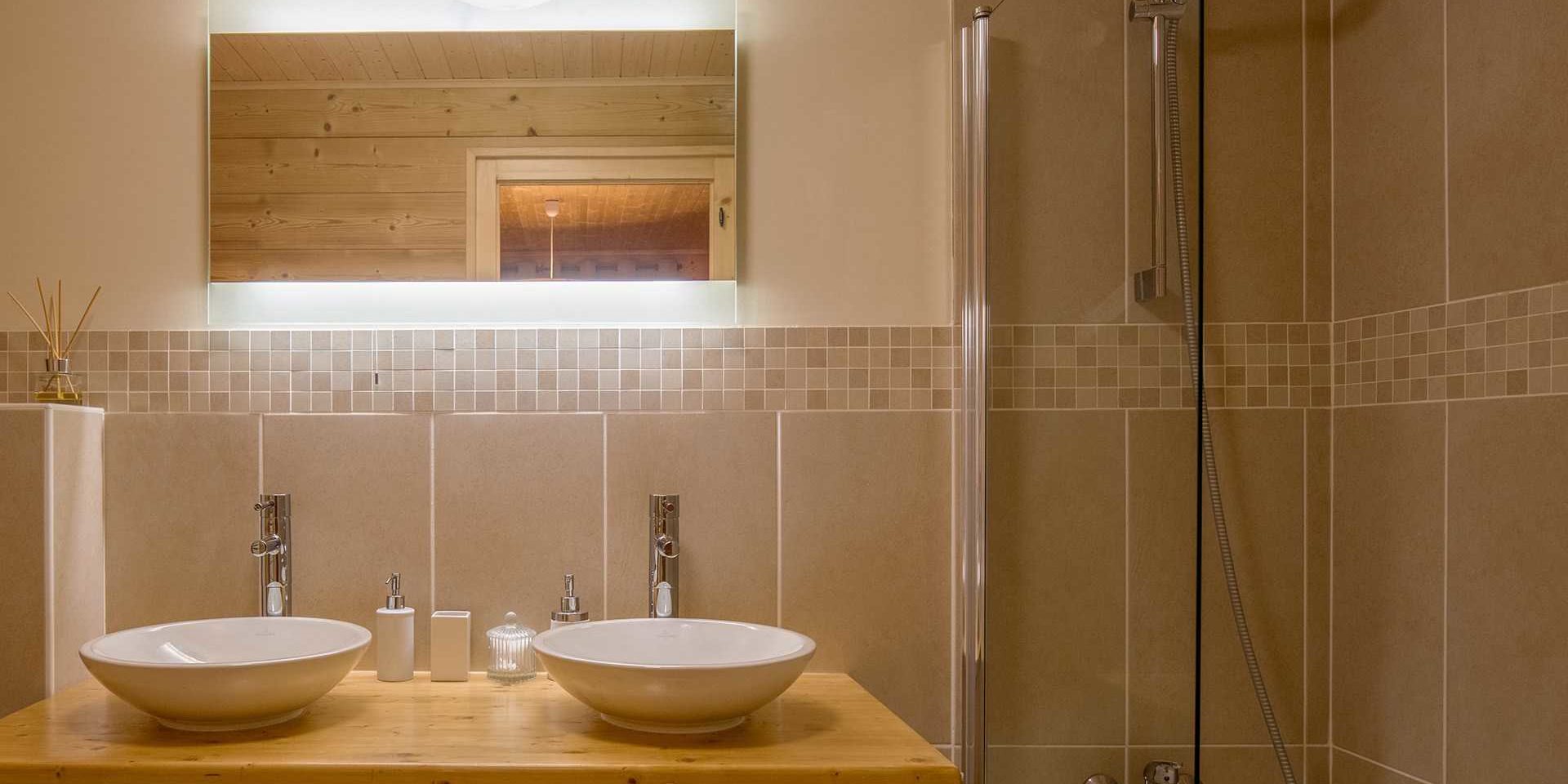 Chalet Grand Coeur Chatel Les Portes du Soleil Frankrijk wintersport skivakantie luxe badkamer douche spiegel dubbele wasbak bruine tegels