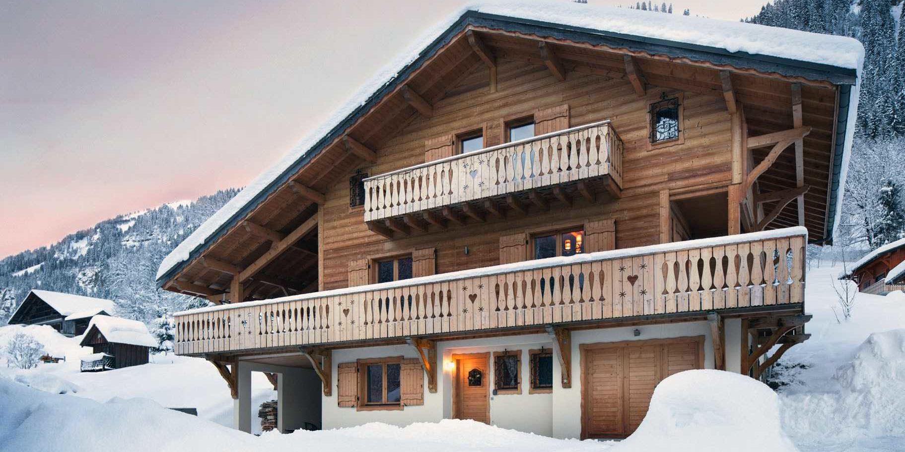 Chalet Grand Coeur Chatel Les Portes du Soleil Frankrijk wintersport skivakantie luxe voorkant chalet balkons ligging besneeuwde bomen bergen sneeuw