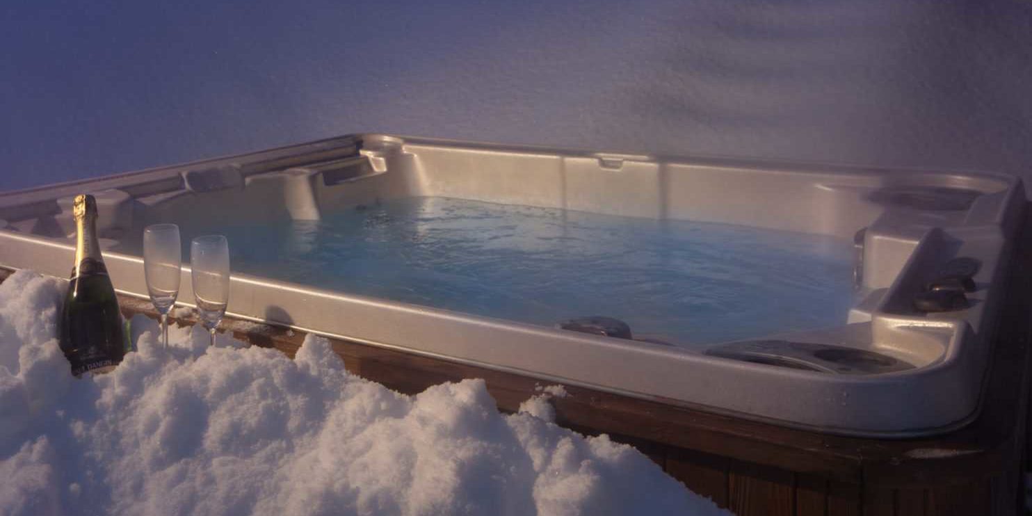 Chalet Grand Coeur Chatel Les Portes du Soleil Frankrijk wintersport skivakantie luxe hot tub Champagne glazen sneeuw ontspannen relaxen genieten