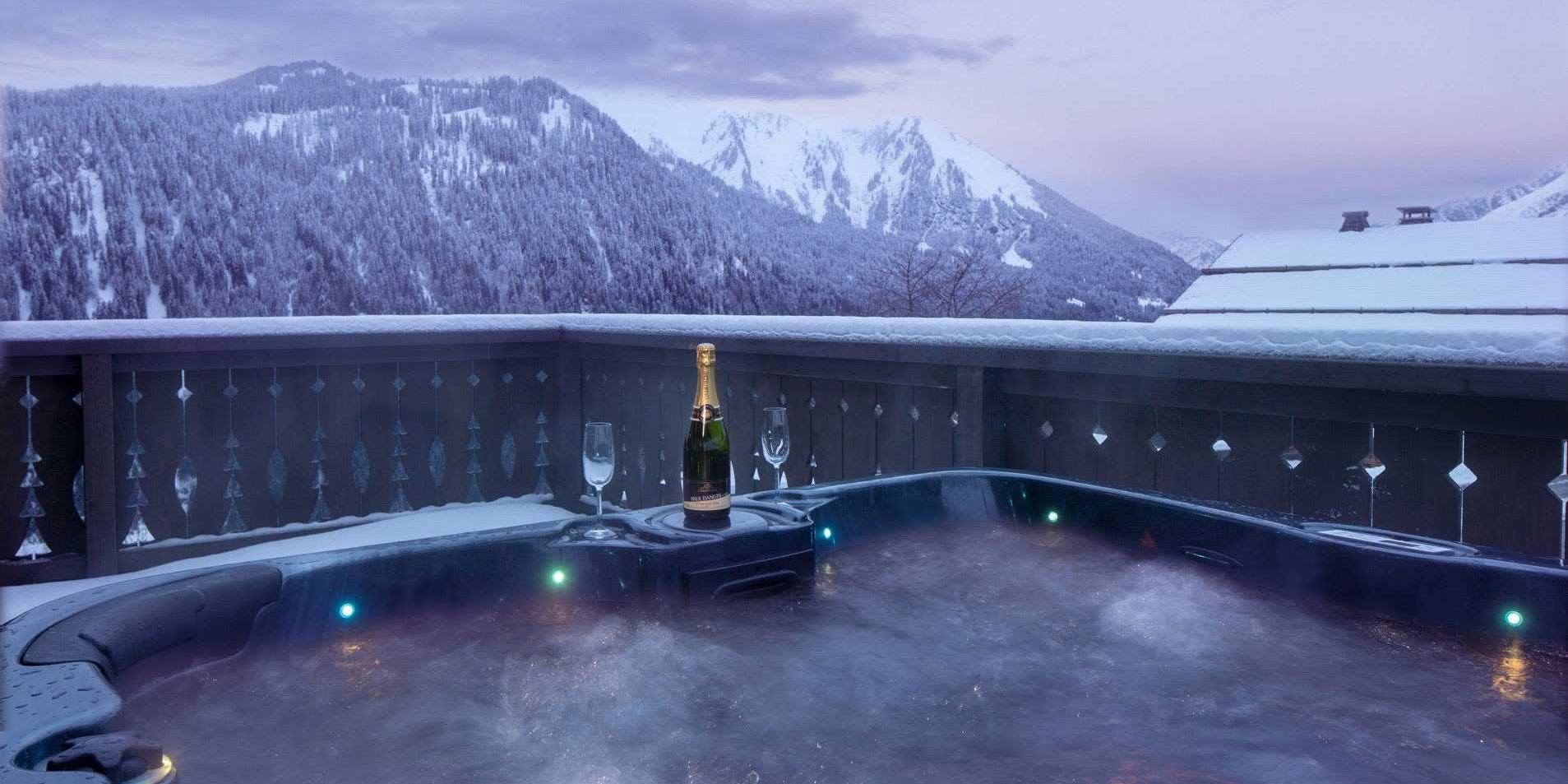 Chalet Les Clarines Chatel Les Portes du Soleil Frankrijk wintersport skivakantie luxe hot tub Champagne glazen besneeuwde bomen besneeuwde bergen sneeuw ontspannen relaxen genieten