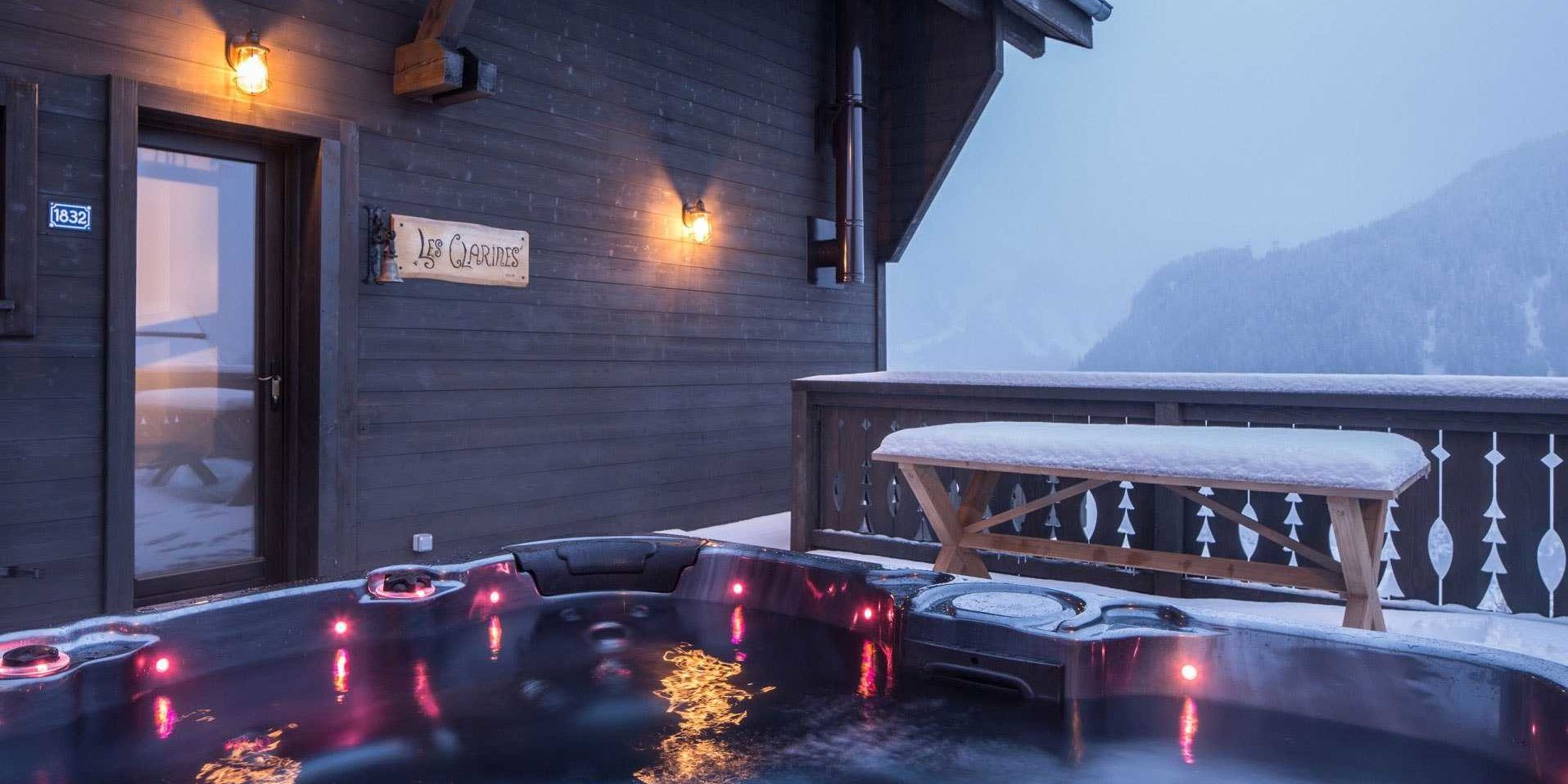 Chalet Les Clarines Chatel Les Portes du Soleil Frankrijk wintersport skivakantie luxe hot tub bankje bordje Les Clarines 1832 besneeuwde bomen besneeuwde bergen sneeuw ontspannen relaxen genieten