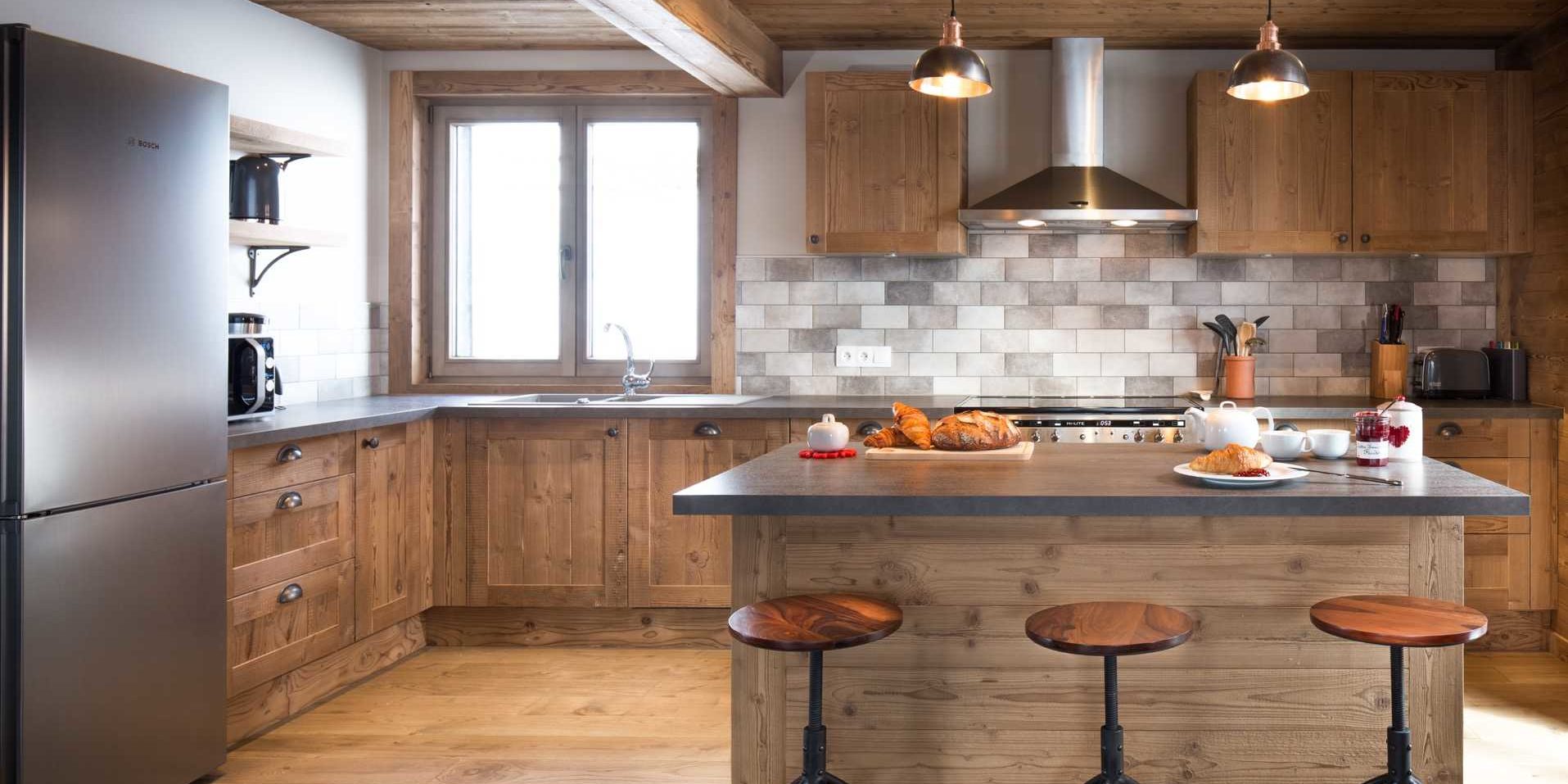 Chalet Les Clarines Chatel Les Portes du Soleil Frankrijk wintersport skivakantie luxe keuken bar barkrukken hanglampen ontbijt croissants jam thee raam houten kastjes