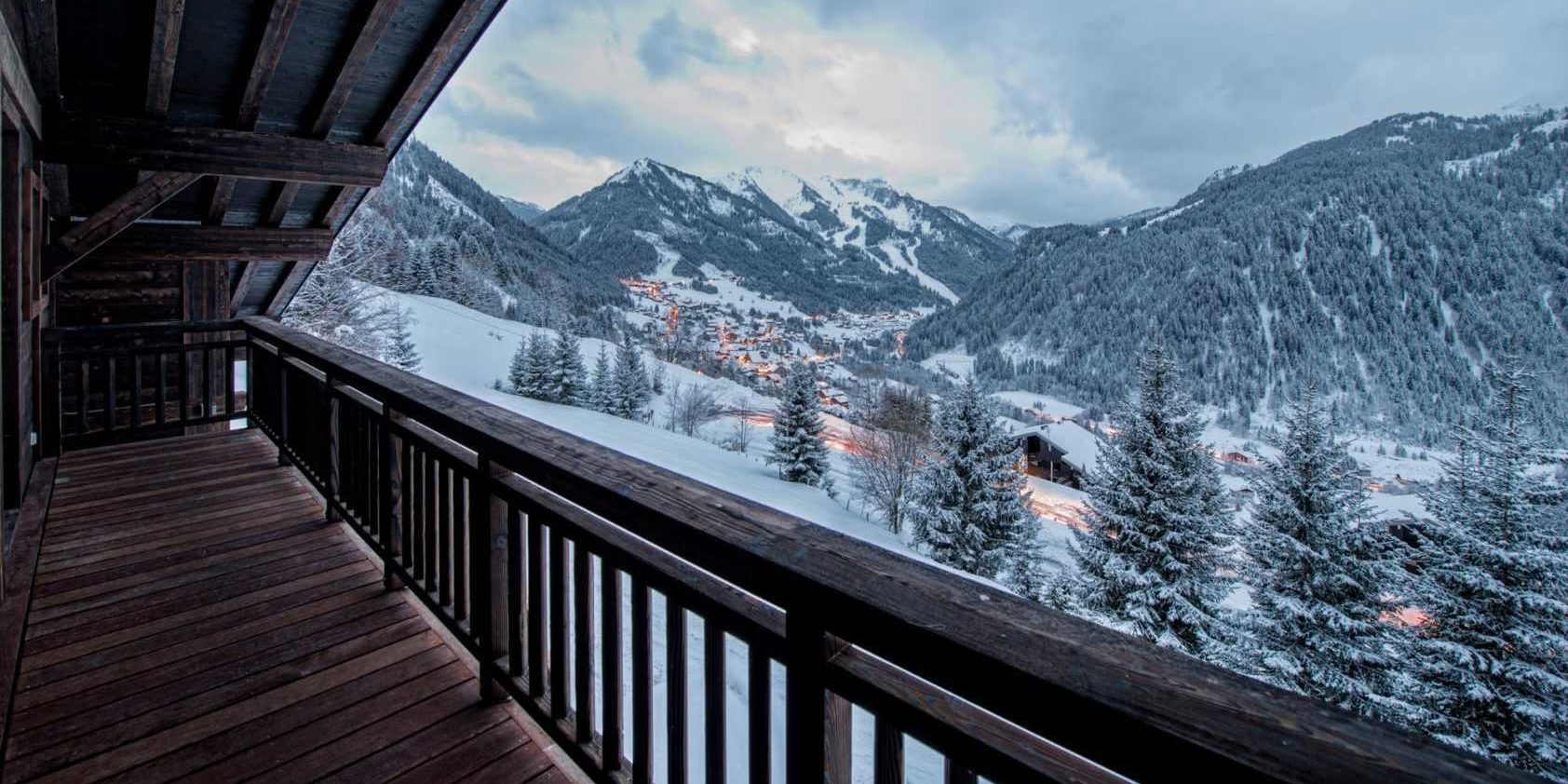 Chaletneuf du Tenne Chatel Les Portes du Soleil Frankrijk wintersport skivakantie luxe uitzicht balkon verlicht dorp Chatel besneeuwde bomen besneeuwde bergen sneeuw