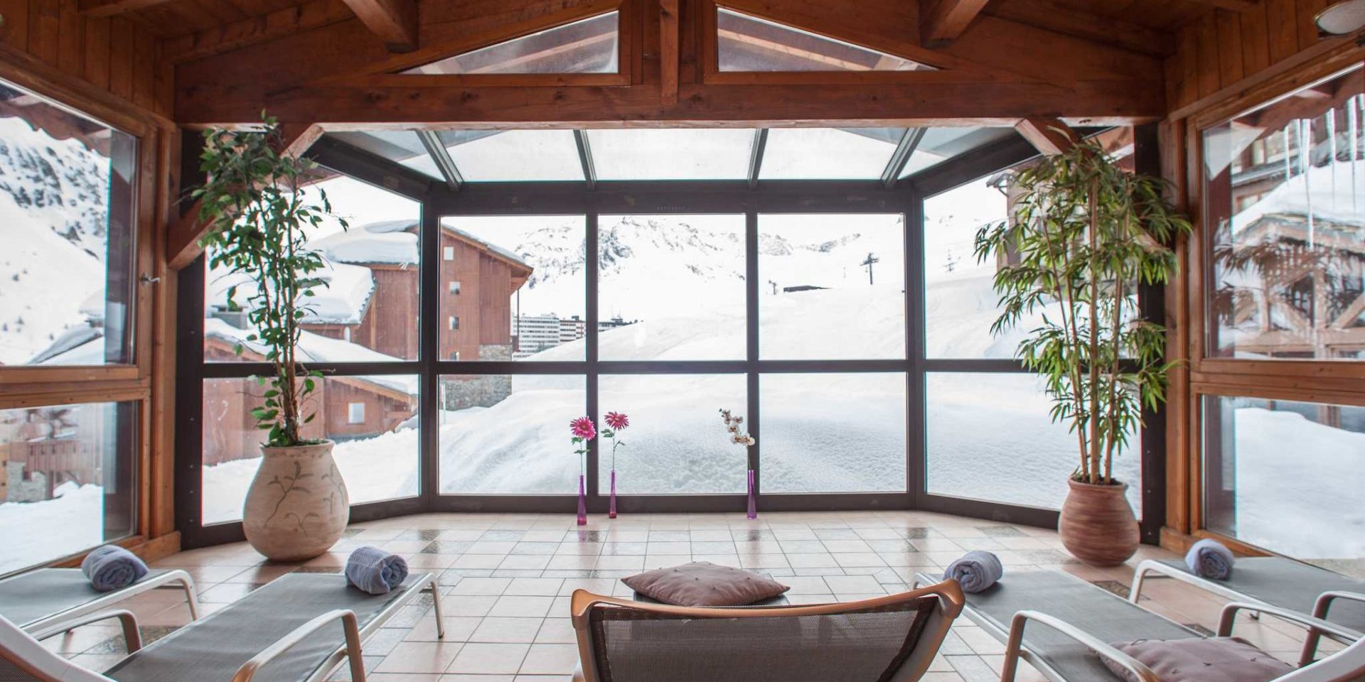 Hotel Village Montana Tignes Tignes-Val d'Isere Frankrijk wintersport skivakantie luxe Spa wellness ligstoelen planten uitzicht besneeuwde bergen sneeuw ontspannen relaxen genieten