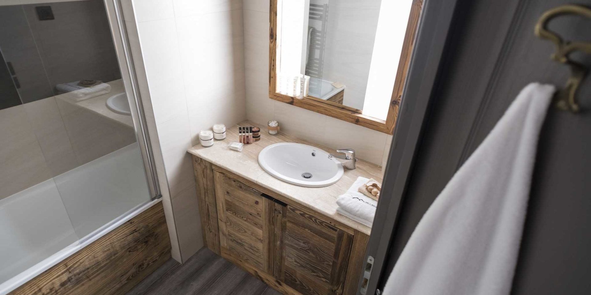 Hotel Village Montana Tignes Tignes-Val d'Isere Frankrijk wintersport skivakantie luxe badkamer bad wastafel spiegel handdoek badproducten