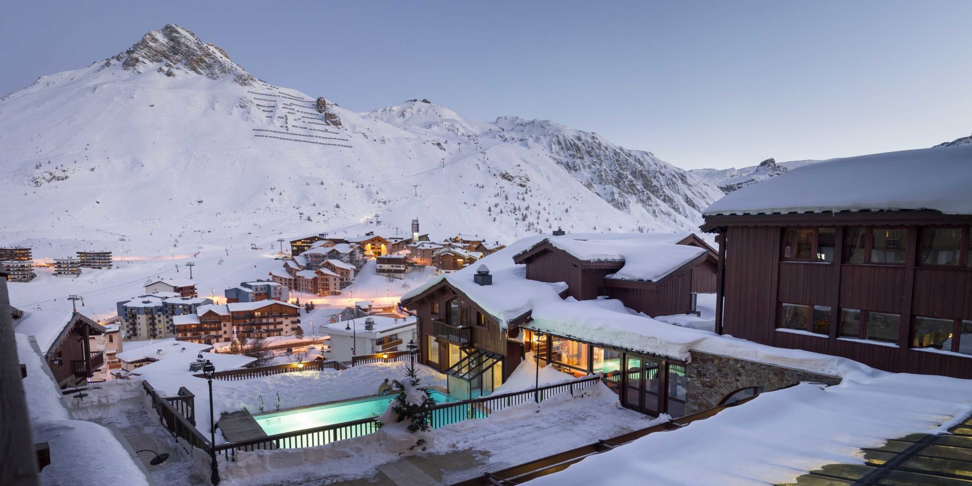 Hotel Village Montana Tignes Tignes-Val d'Isere Frankrijk wintersport skivakantie luxe buiten zwembad zwemmen ontspannen relaxen genieten uitzicht dorp Tignes besneeuwde bergen sneeuw