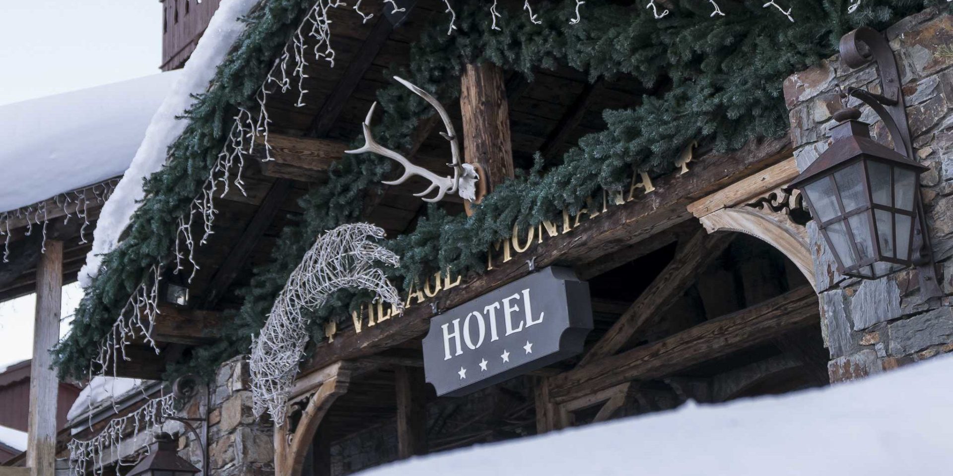 Hotel Village Montana Tignes Tignes-Val d'Isere Frankrijk wintersport skivakantie luxe entree Hotel 4 sterren Village Montana gewei dennentakken sneeuw
