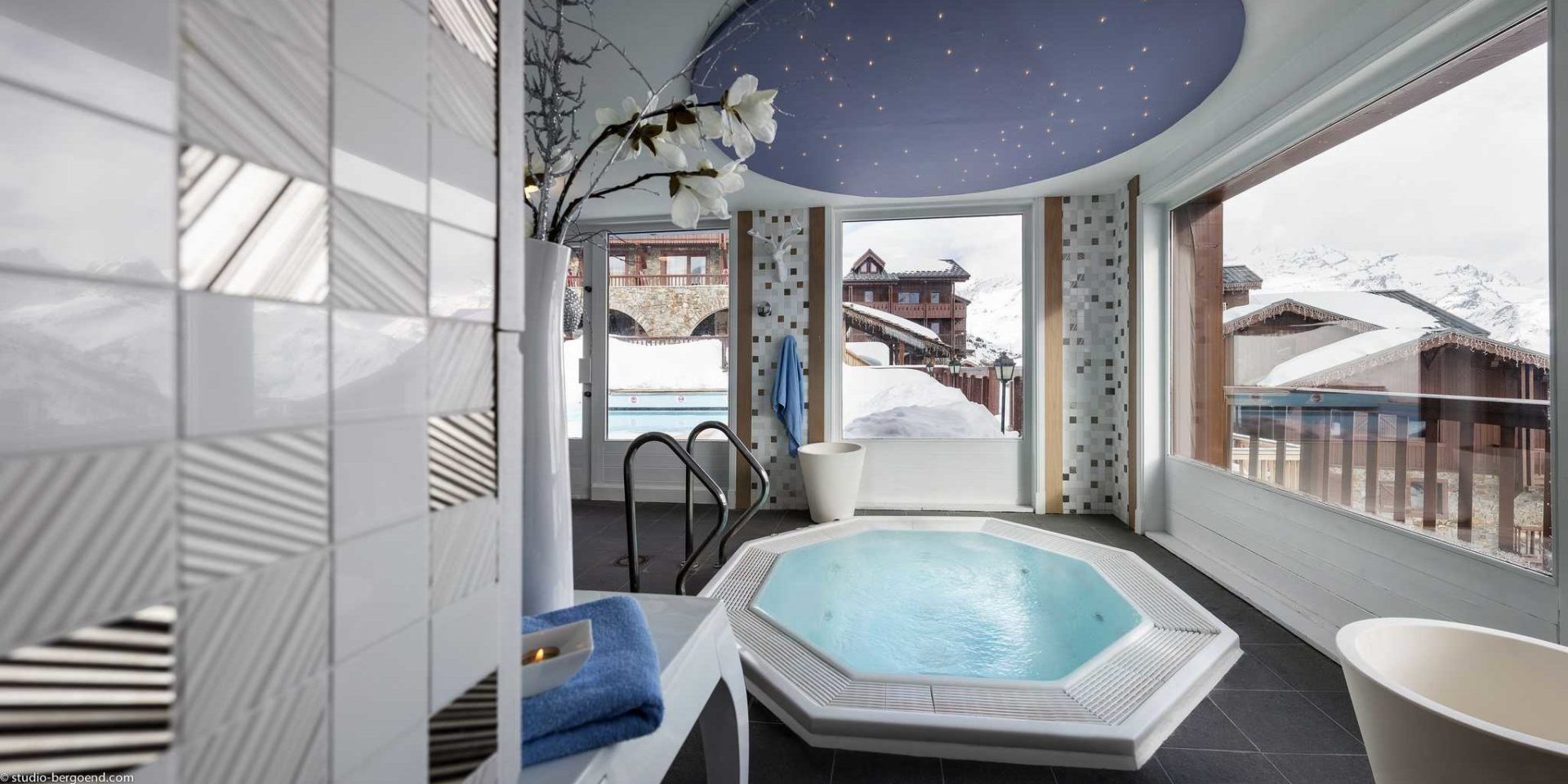 Hotel Village Montana Tignes Tignes-Val d'Isere Frankrijk wintersport skivakantie luxe Spa jacuzzi blauwe handdoek grote ramen uitzicht dorp sneeuw ontspannen relaxen genieten
