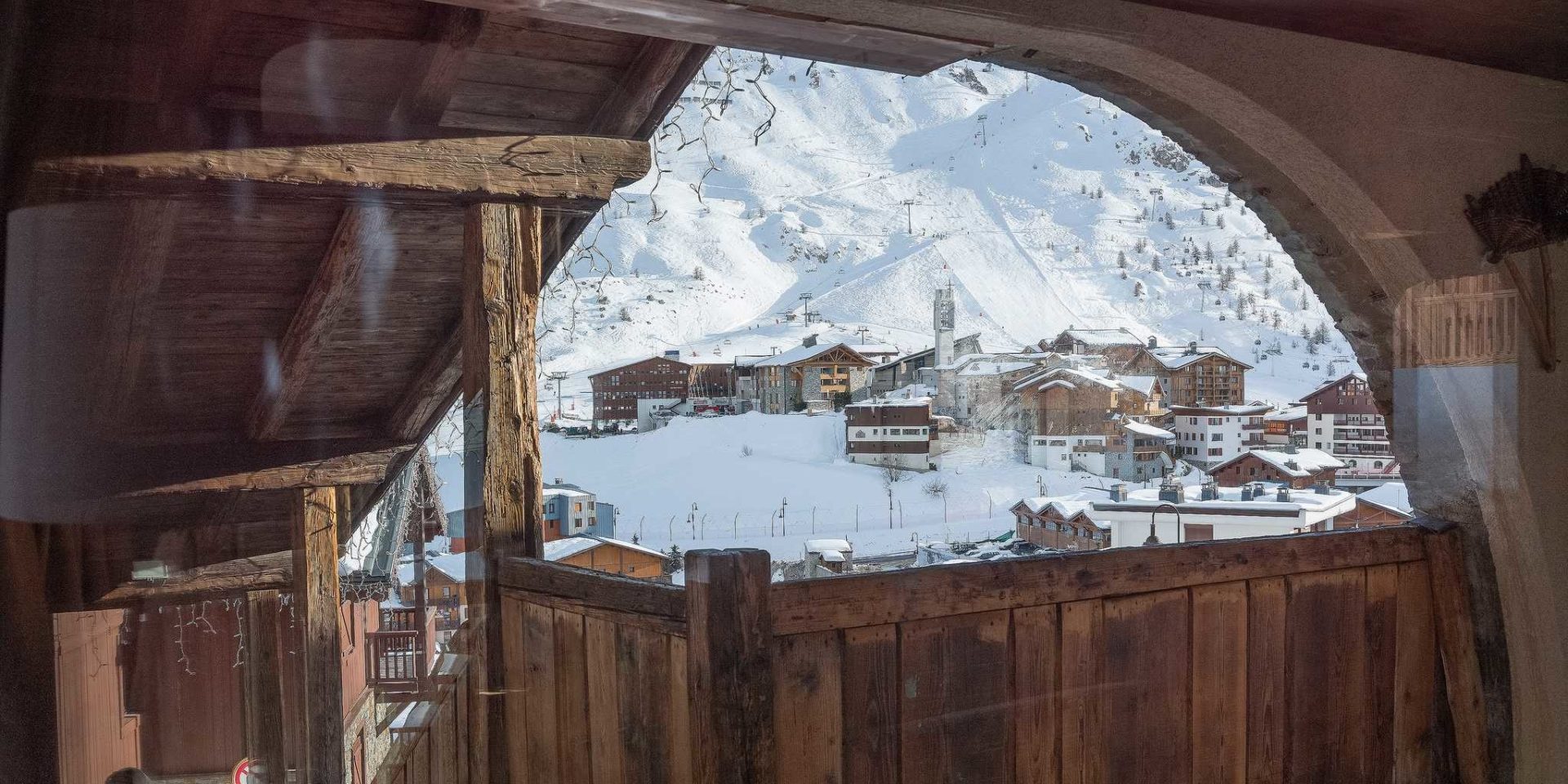 Hotel Village Montana Tignes Tignes-Val d'Isere Frankrijk wintersport skivakantie luxe uitzicht doorkijk dorp Tignes besneeuwde bergen sneeuw