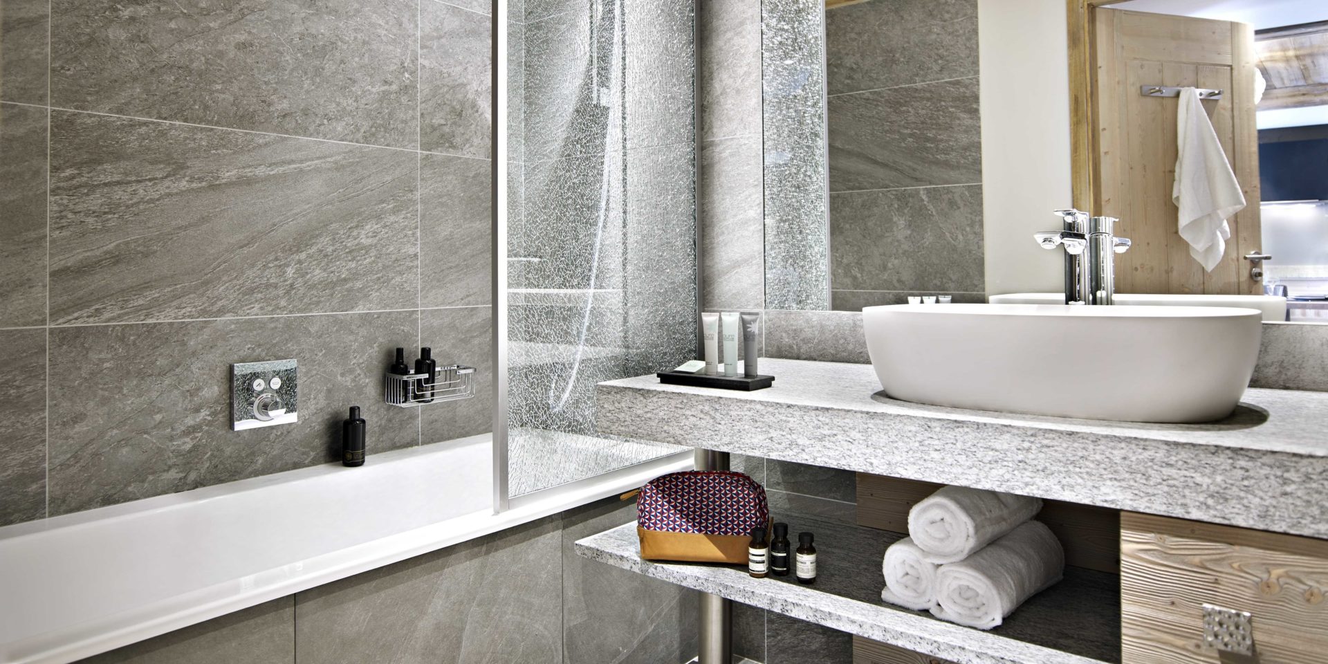 MGM Residence Les Chalets Elena Les Houches Chamonix Mont Blanc Frankrijk wintersport skivakantie luxe badkamer bad wastafel spiegel handdoeken badproducten