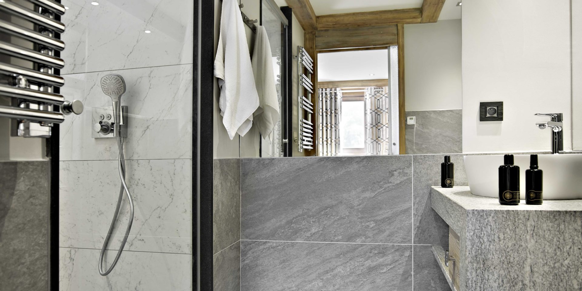 MGM Residence Les Chalets Elena Les Houches Chamonix Mont Blanc Frankrijk wintersport skivakantie luxe badkamer douche wastafel spiegel handdoekenrek badproducten