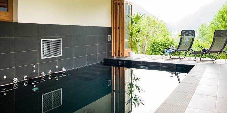 Maison Blanche et Verte Chatel Les Portes du Soleil Frankrijk wintersport skivakantie luxe zwembad ligstoelen plant bomen bergen zwemmen ontspannen relaxen genieten