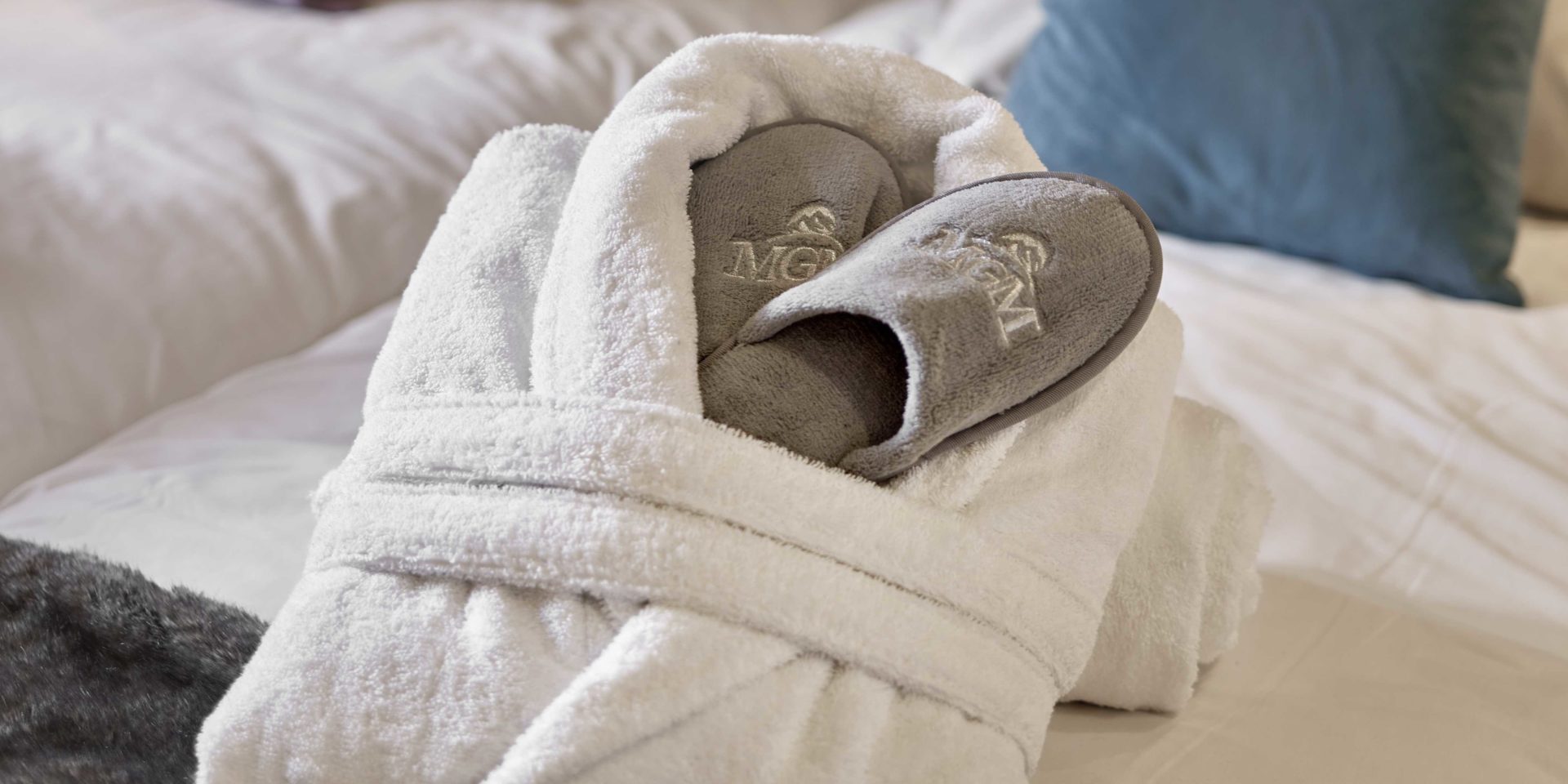 MGM Residence Alexane Samoens Le Grand Massif Frankrijk wintersport skivakantie luxe slaapkamer badjas slippers blauw kussen handdoek