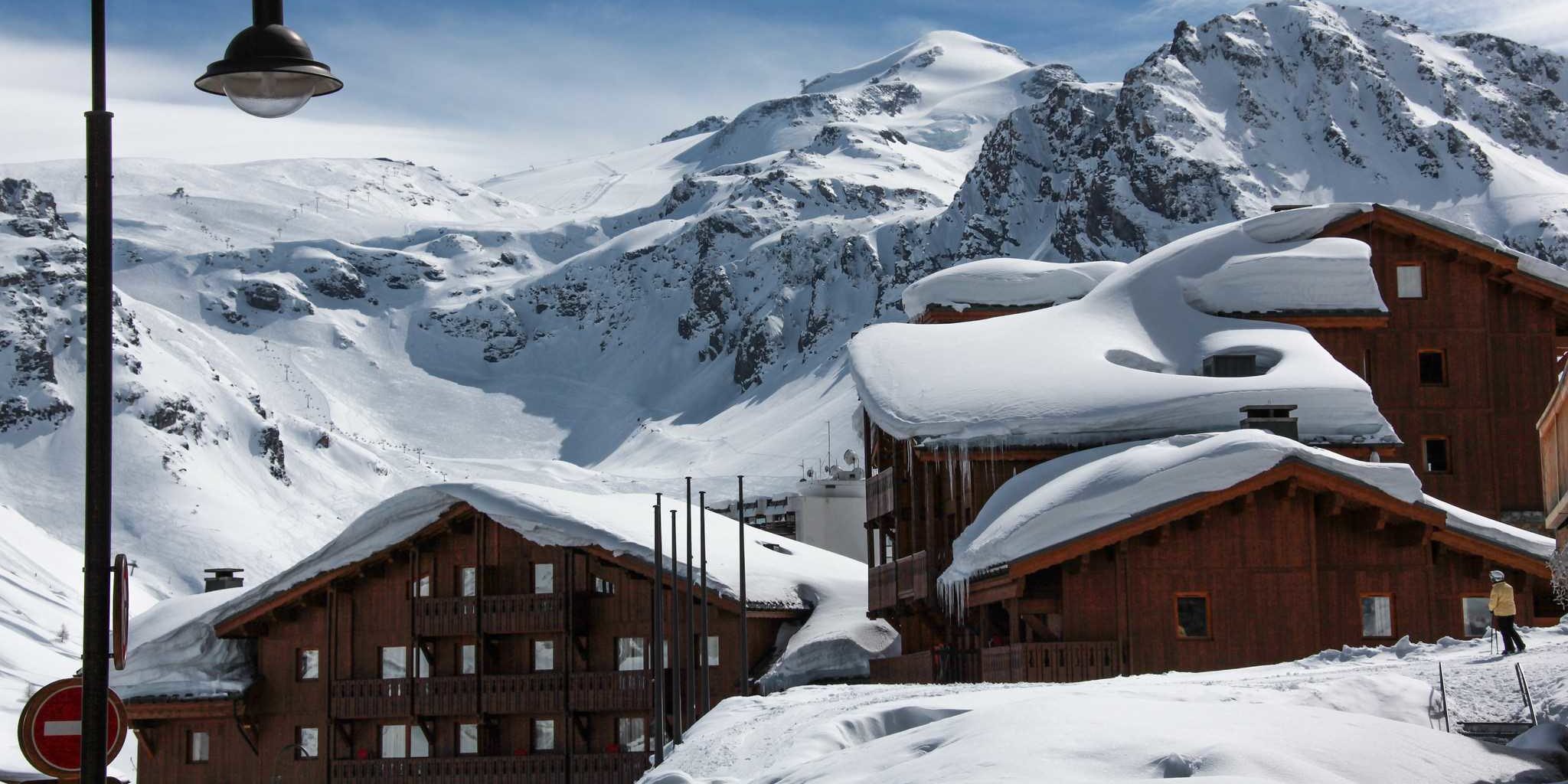 Residences Village Montana Tignes Tignes-Val d'Isere Frankrijk wintersport skivakantie luxe ligging residence Village Montana Tignes lantarenpaal besneeuwde bergen sneeuw