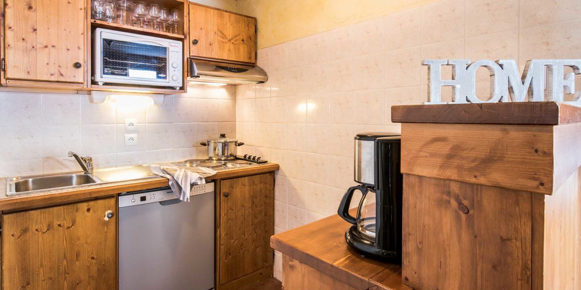 Residences Village Montana Tignes Tignes-Val d'Isere Frankrijk wintersport skivakantie luxe keuken 3K6 houten kastjes gootsteen kookplaat pan HOME