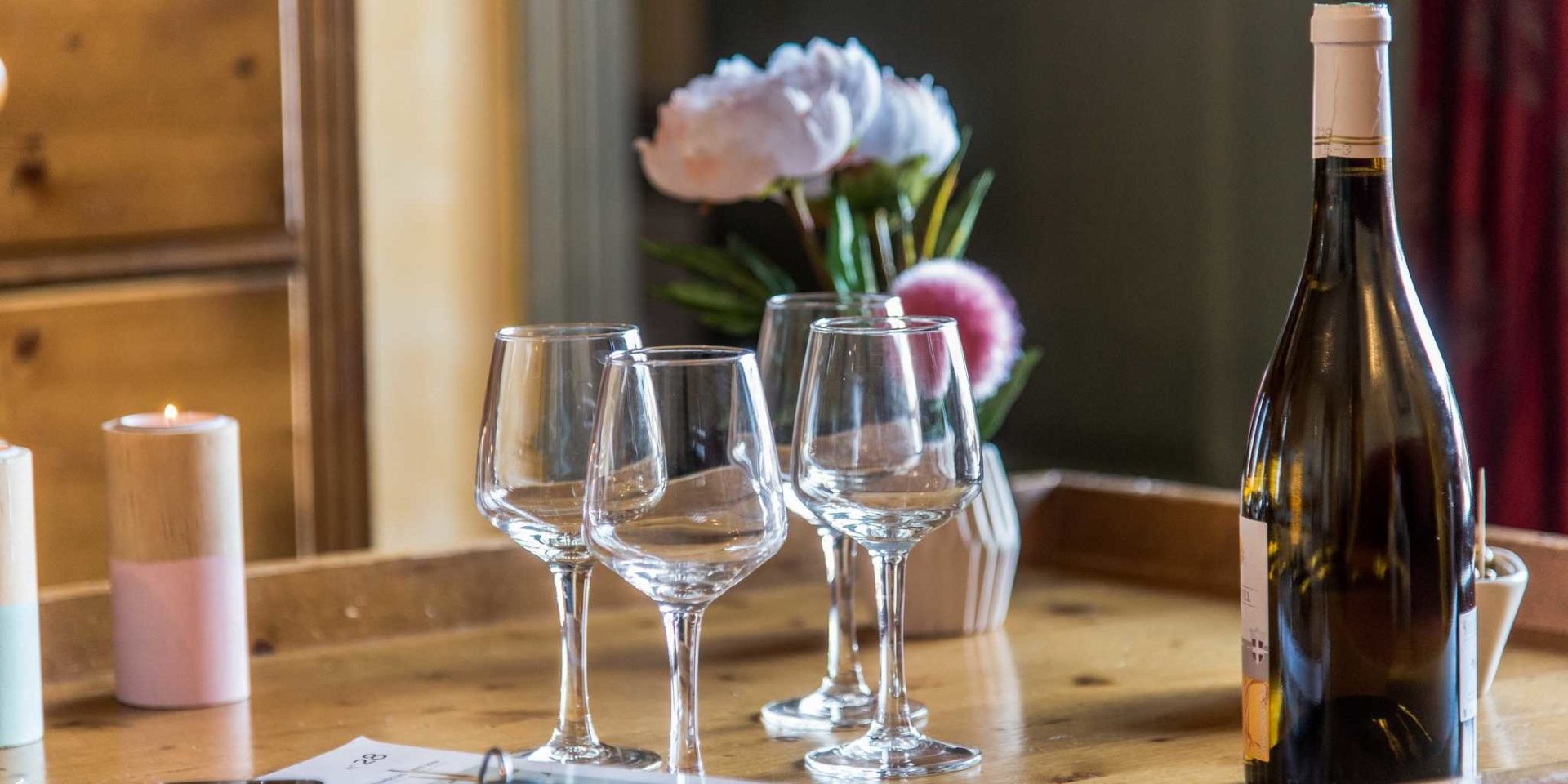 Residences Village Montana Tignes Tignes-Val d'Isere Frankrijk wintersport skivakantie luxe wijn wijnglazen bloemen kaarsen dienblad genieten