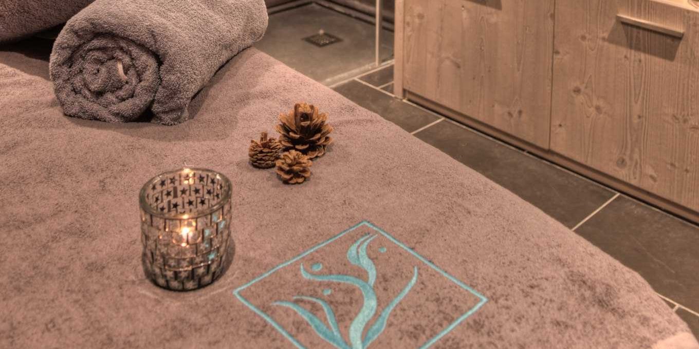 Residence Montana Plein Sud Val Thorens Les 3 Vallees Frankrijk wintersport skivakantie luxe massageruimte massagetafel kaars dennenappels handdoeken ontspannen relaxen genieten