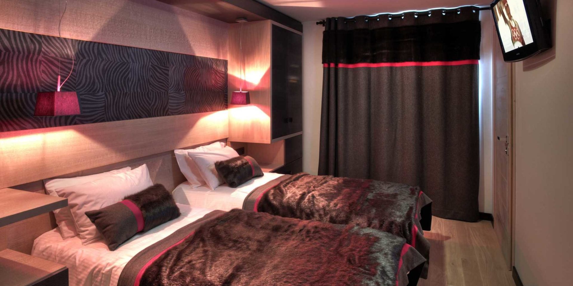 Residence Montana Plein Sud Val Thorens Les 3 Vallees Frankrijk wintersport skivakantie luxe slaapkamer aparte bedden kussens wandlampjes TV houten wand zwart grijze gordijnen