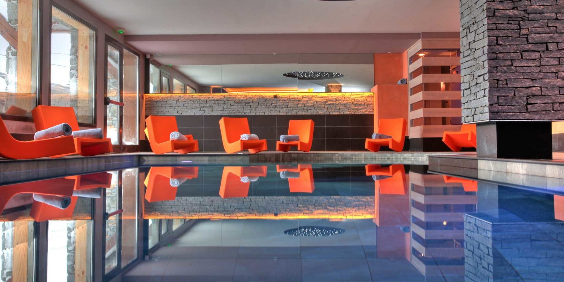 Residence Montana Plein Sud Val Thorens Les 3 Vallees Frankrijk wintersport skivakantie luxe zwembad oranje ligstoelen handdoeken zwemmen ontspannen relaxen genieten