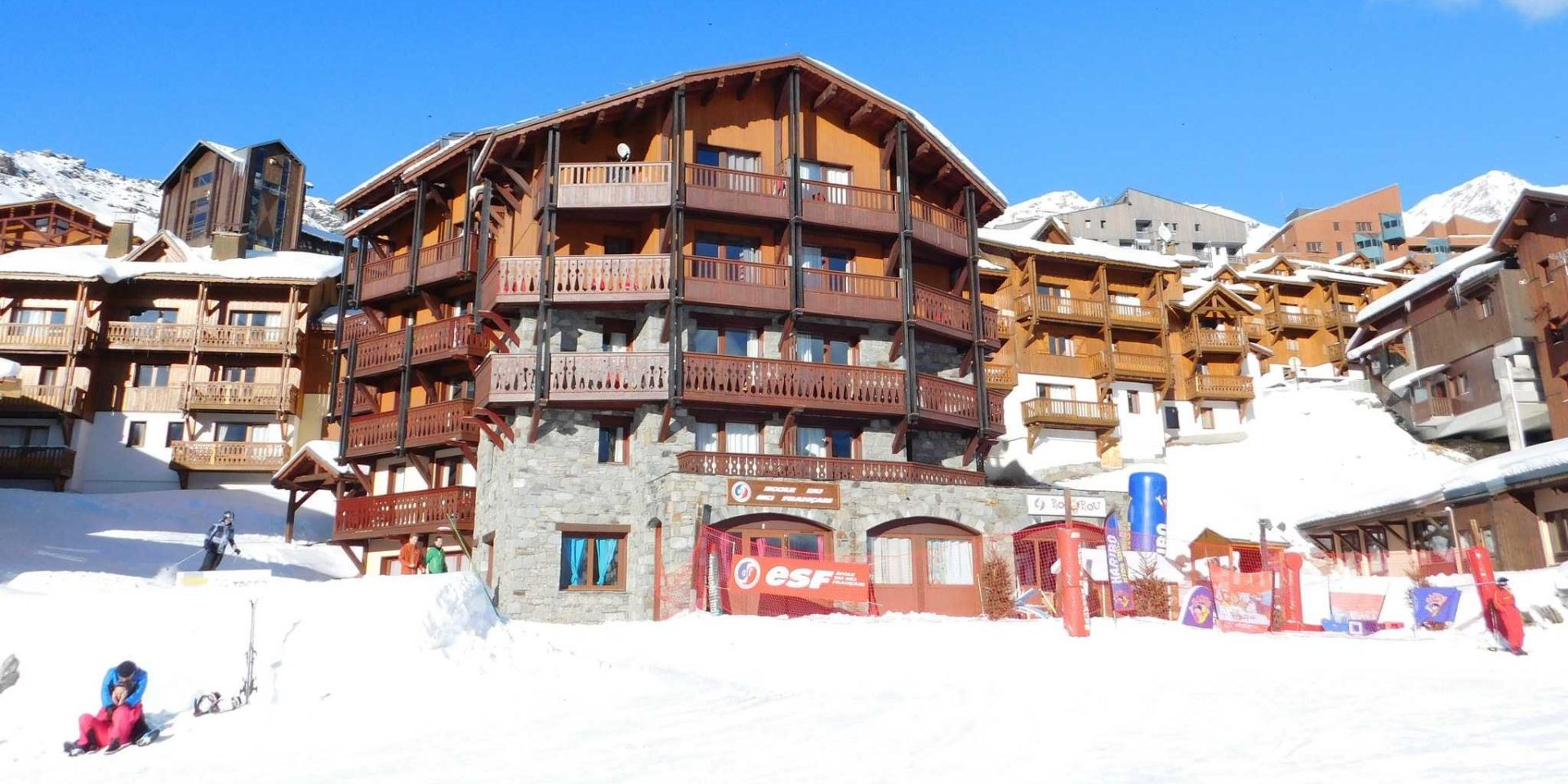 Residences Village Montana Val Thorens Les 3 Vallees Frankrijk wintersport skivakantie luxe ligging residence Village Montana balkons appartementen skier piste besneeuwde bergen sneeuw