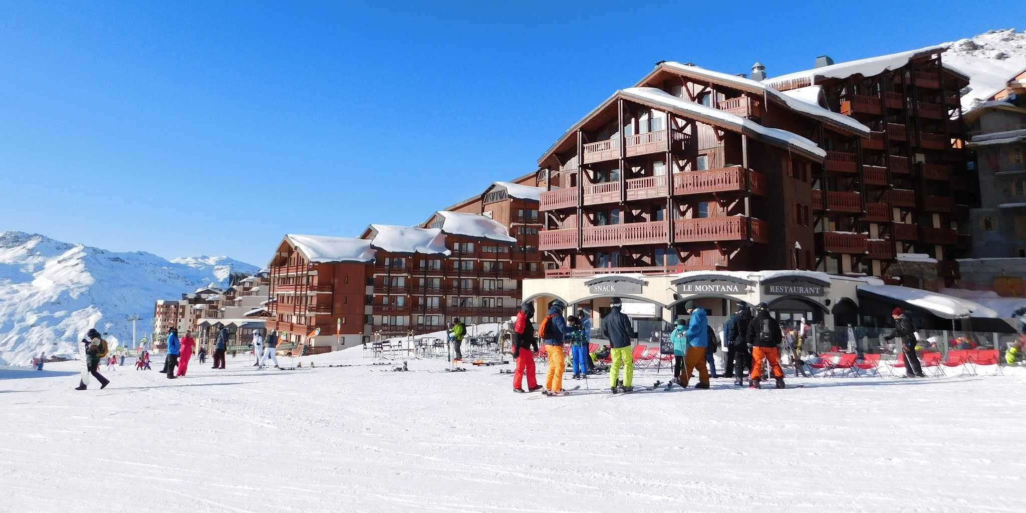 Residences Village Montana Val Thorens Les 3 Vallees Frankrijk wintersport skivakantie luxe ligging residence Village Montana Val Thorens skiers snowboarder besneeuwde bergen sneeuw