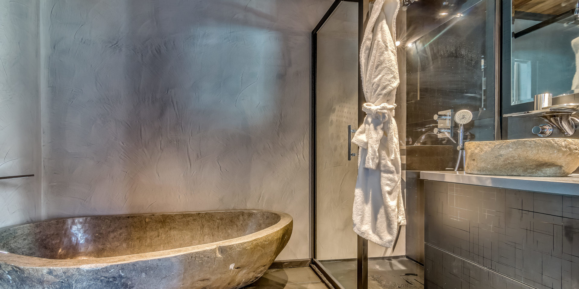 Chalet Babylon Tignes Les Brevieres Tignes-Val d'Isere Frankrijk wintersport skivakantie luxe badkamer vrijstaand bad douche wastafel badjas