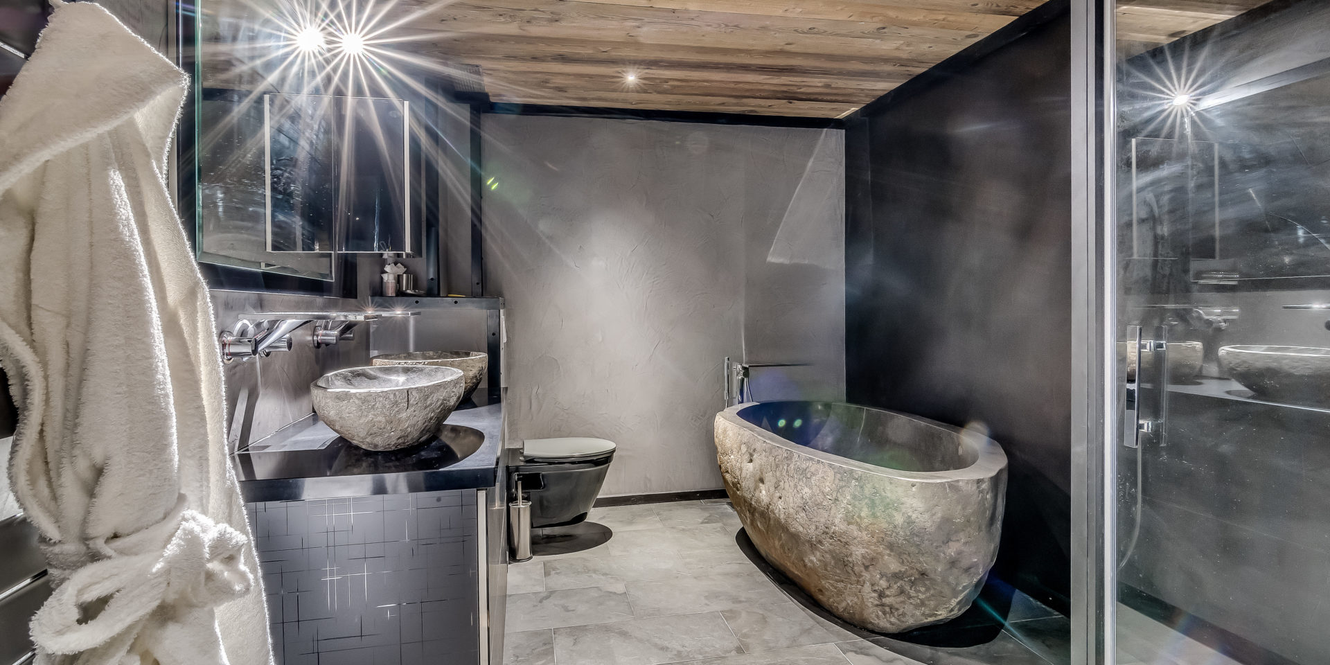 Chalet Babylon Tignes Les Brevieres Tignes-Val d'Isere Frankrijk wintersport skivakantie luxe badkamer vrijstaand bad dubbele wasbak spiegel toilet badjas