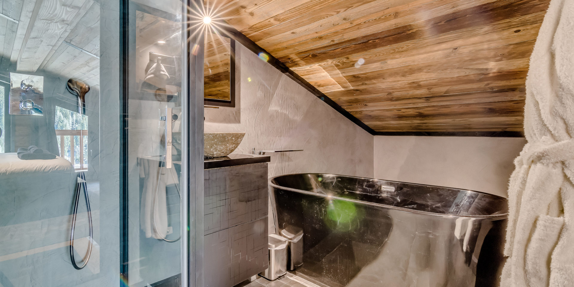 Chalet Babylon Tignes Les Brevieres Tignes-Val d'Isere Frankrijk wintersport skivakantie luxe badkamer vrijstaand zwart bad douche wastafel spiegel schuin dak