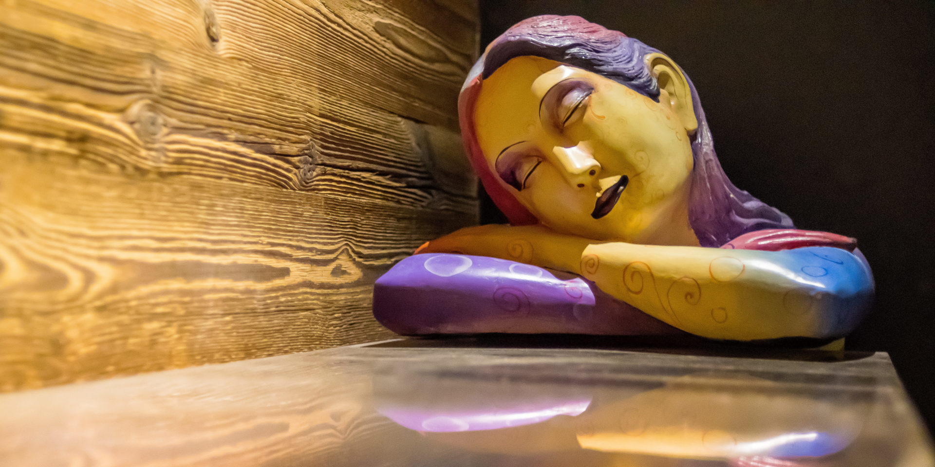 Chalet Babylon Tignes Les Brevieres Tignes-Val d'Isere Frankrijk wintersport skivakantie luxe kunst beeld gekleurd bankje