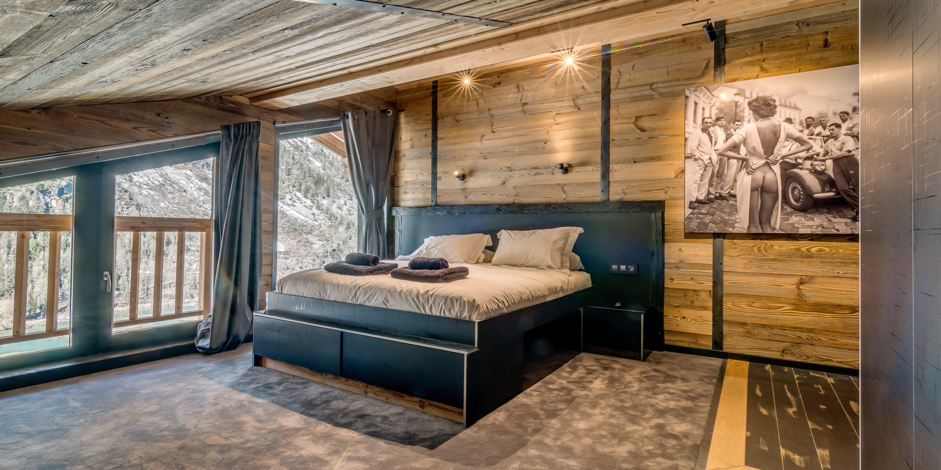 Chalet Babylon Tignes Les Brevieres Tignes-Val d'Isere Frankrijk wintersport skivakantie luxe slaapkamer 2-persoonsbed hout schuin dak schilderij ramen balkon