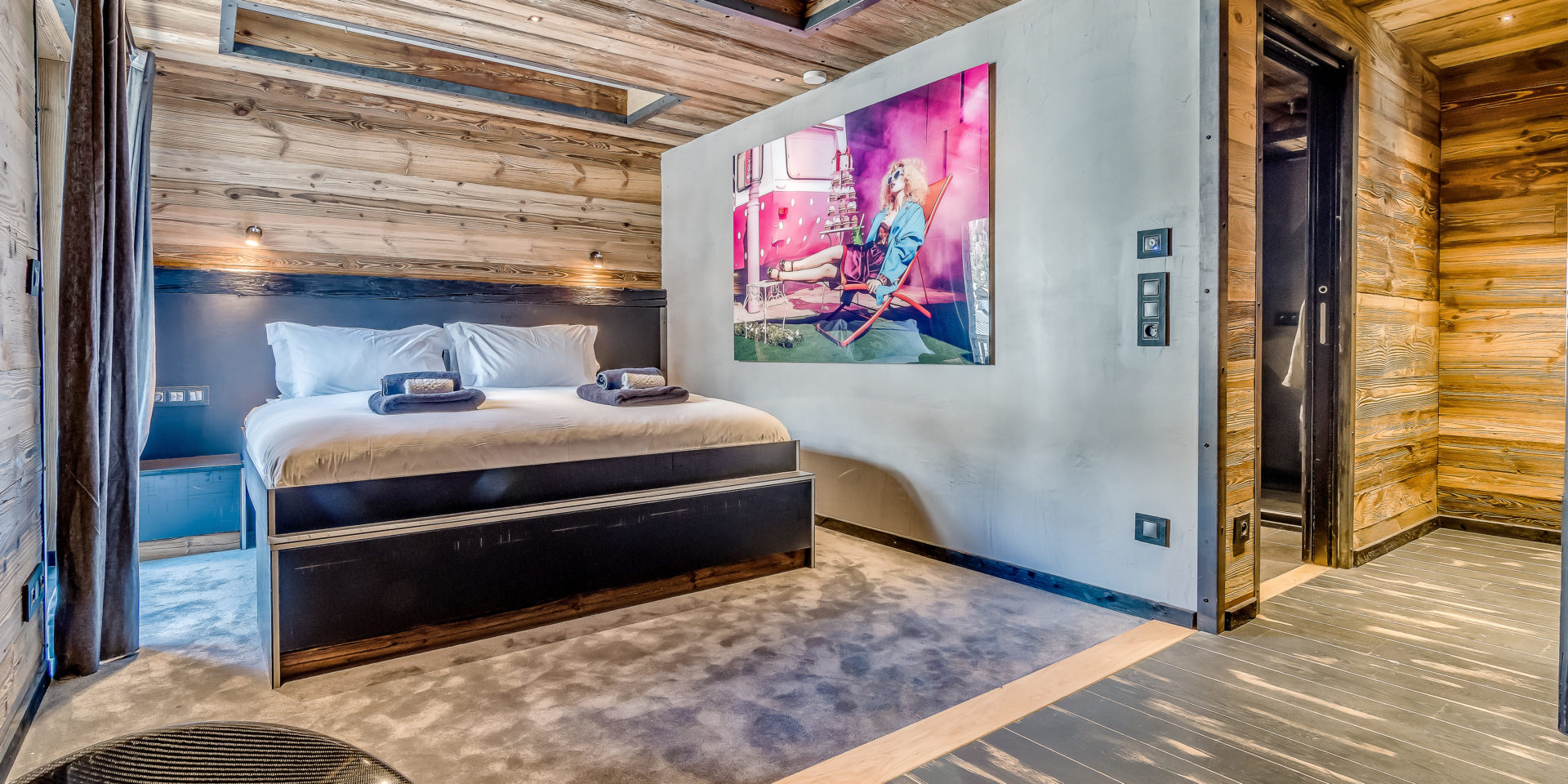 Chalet Babylon Tignes Les Brevieres Tignes-Val d'Isere Frankrijk wintersport skivakantie luxe slaapkamer 2-persoonsbed roze schilderij zitje hout badkamer