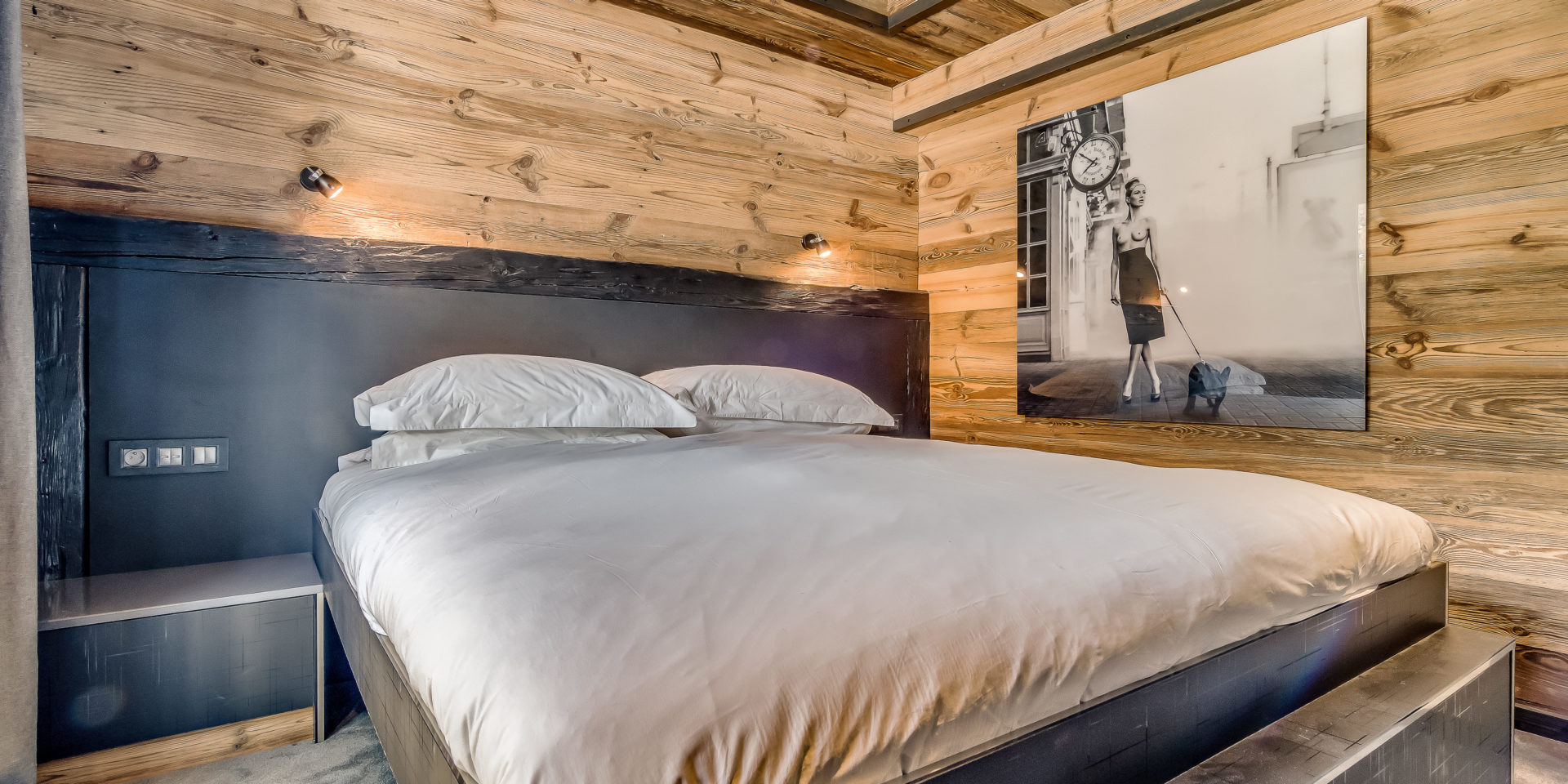 Chalet Babylon Tignes Les Brevieres Tignes-Val d'Isere Frankrijk wintersport skivakantie luxe slaapkamer 2-persoonsbed schilderij hout