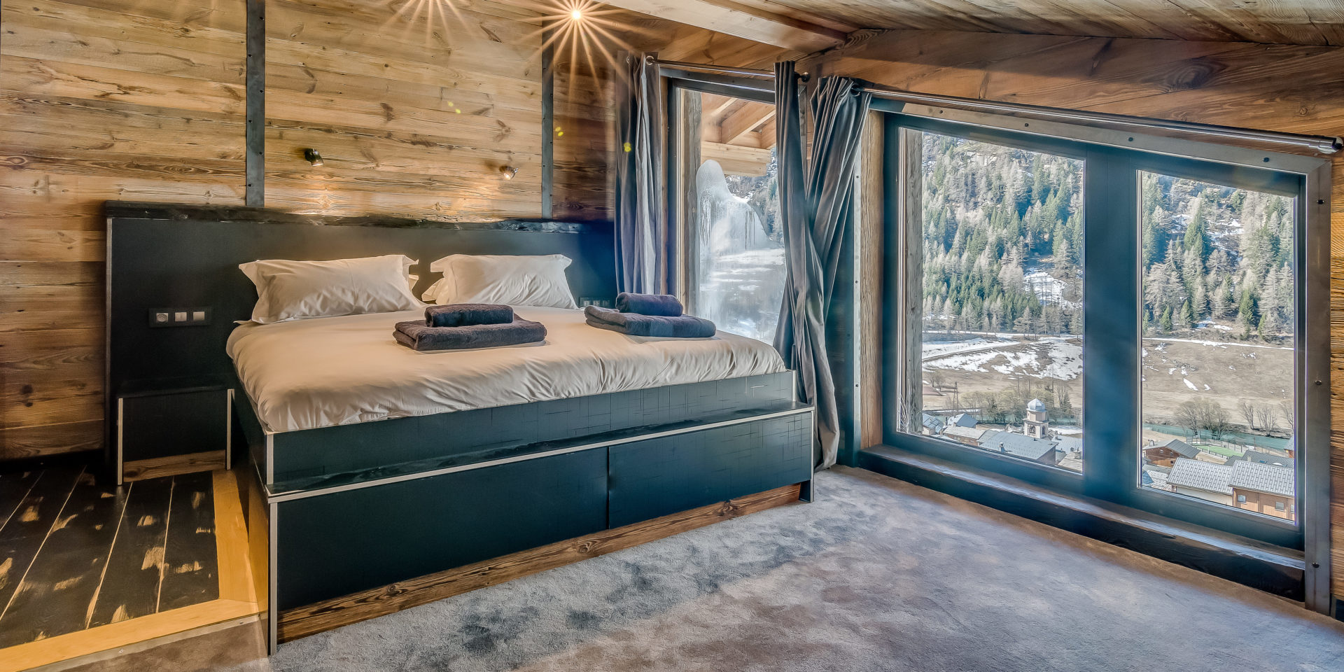 Chalet Babylon Tignes Les Brevieres Tignes-Val d'Isere Frankrijk wintersport skivakantie luxe slaapkamer zwart bed hout schuin dak ramen verlichting