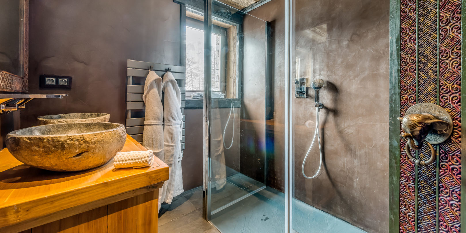 Chalet Ubud Tignes Les Brevieres Tignes-Val d'Isere Frankrijk wintersport skivakantie luxe badkamer dubbele wasbak douche badjassen
