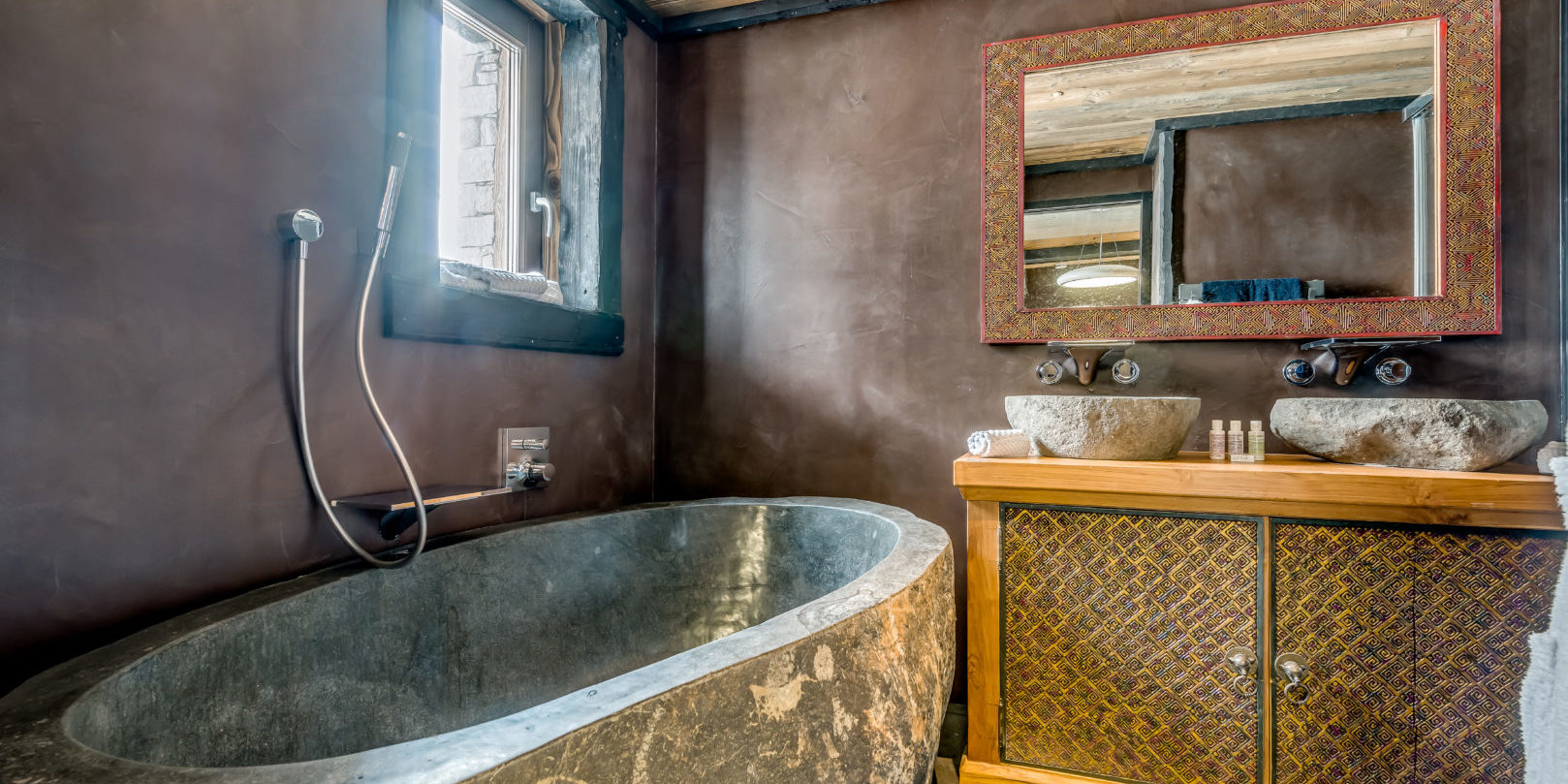 Chalet Ubud Tignes Les Brevieres Tignes-Val d'Isere Frankrijk wintersport skivakantie luxe badkamer vrijstaand bad dubbele wasbak