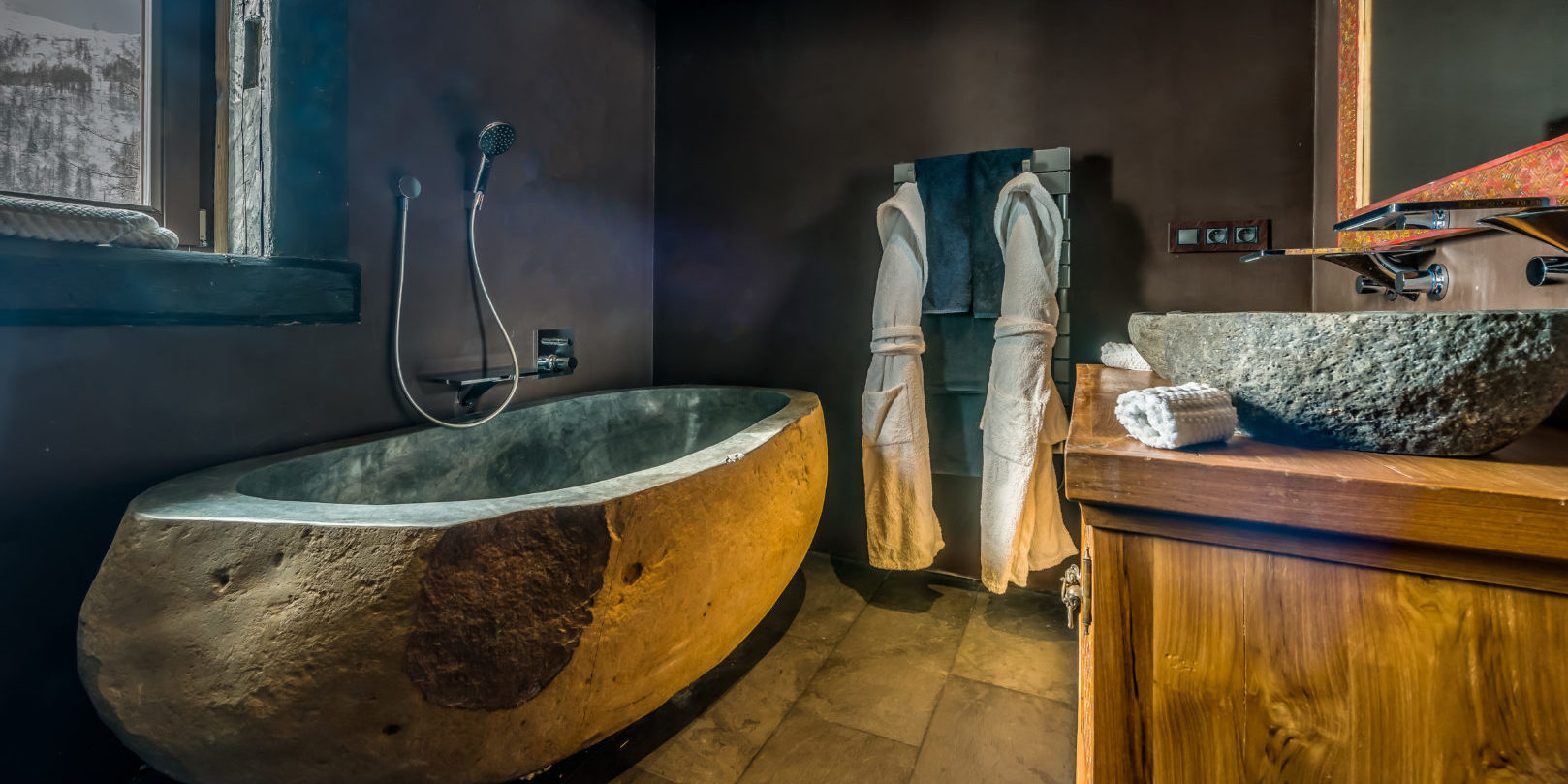 Chalet Ubud Tignes Les Brevieres Tignes-Val d'Isere Frankrijk wintersport skivakantie luxe badkamer vrijstaand bad wastafel badjassen