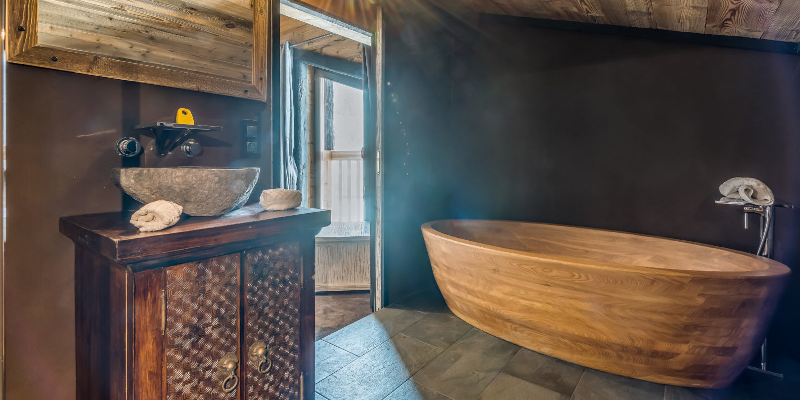 Chalet Ubud Tignes Les Brevieres Tignes-Val d'Isere Frankrijk wintersport skivakantie luxe badkamer vrijstaand houten bad wasbak