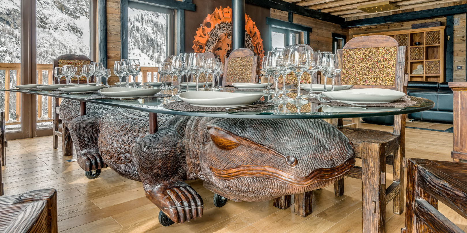 Chalet Ubud Tignes Les Brevieres Tignes-Val d'Isere Frankrijk wintersport skivakantie luxe living eetkamer eettafel beeld stoelen