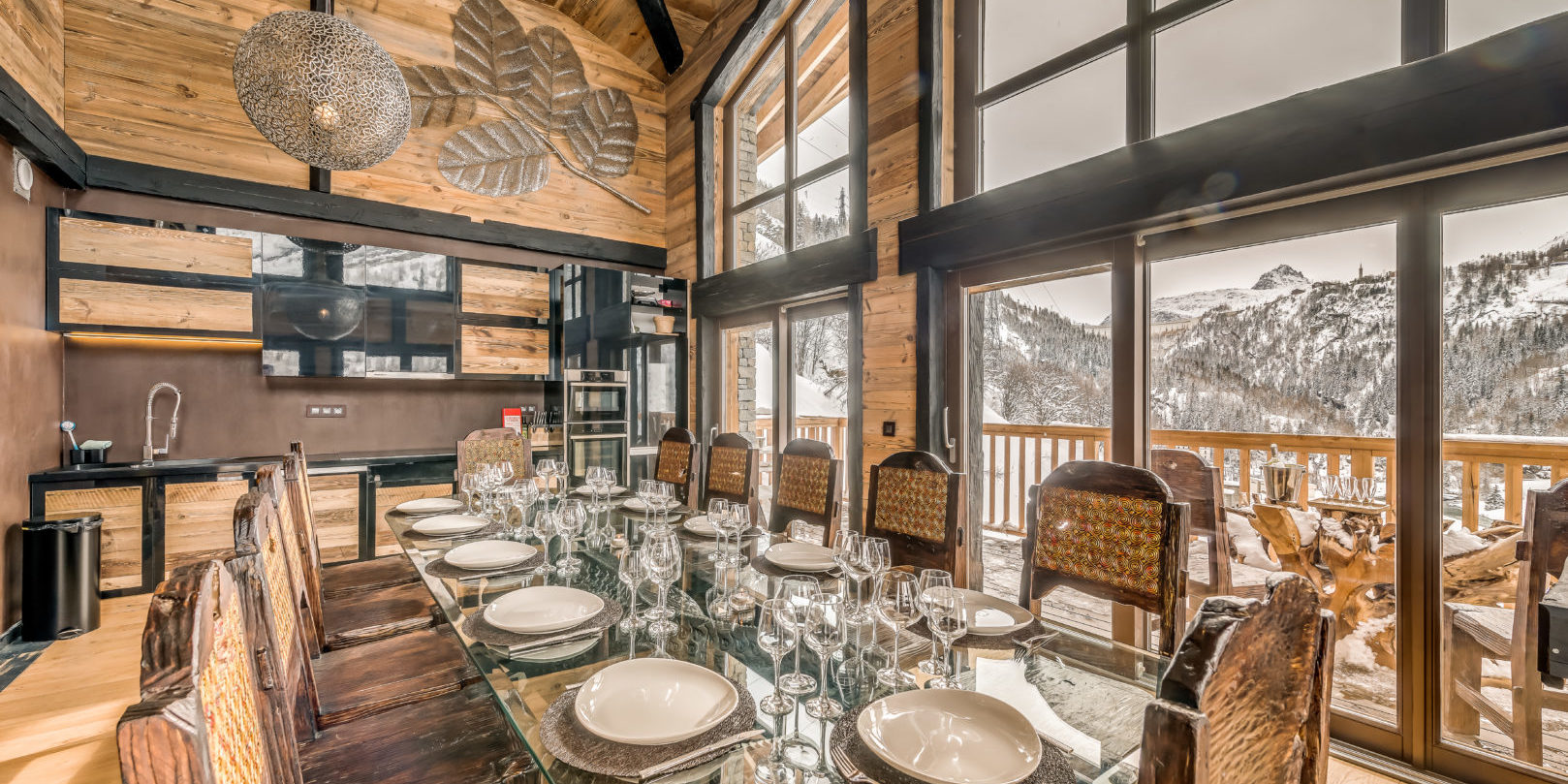 Chalet Ubud Tignes Les Brevieres Tignes-Val d'Isere Frankrijk wintersport skivakantie luxe living eetkamer keuken gedekte tafel lampen sneeuw bergen