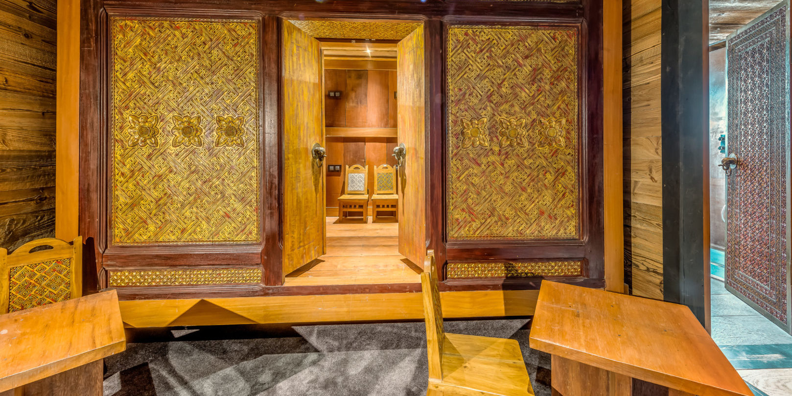 Chalet Ubud Tignes Les Brevieres Tignes-Val d'Isere Frankrijk wintersport skivakantie luxe sierlijke houten wand deur