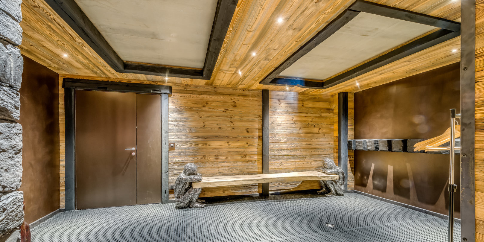 Chalet Ubud Tignes Les Brevieres Tignes-Val d'Isere Frankrijk wintersport skivakantie luxe skikamer bankje beelden