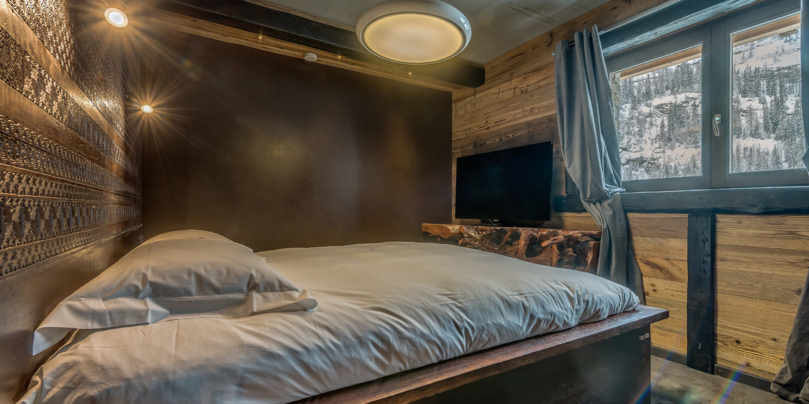 Chalet Ubud Tignes Les Brevieres Tignes-Val d'Isere Frankrijk wintersport skivakantie luxe slaapkamer 2-persoonsbed flatscreen raam bergen sneeuw