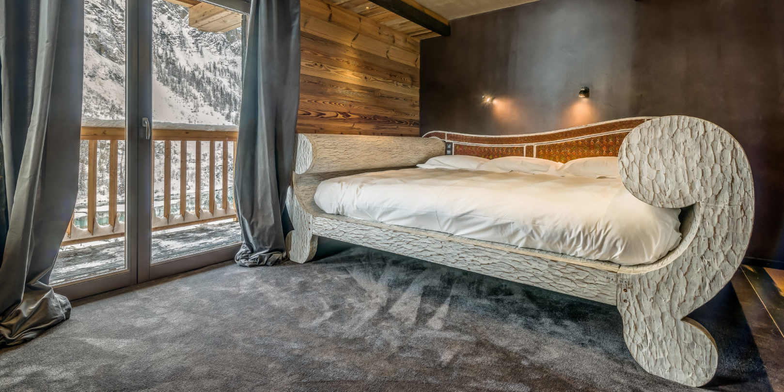 Chalet Ubud Tignes Les Brevieres Tignes-Val d'Isere Frankrijk wintersport skivakantie luxe slaapkamer sierlijk wit halfrond 2-persoonsbed raam balkon